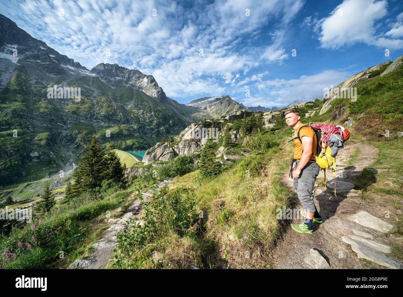 Un arrampicatore che sale verso le vie di arrampicata nei pressi di Göscheneralp, Svizzera, Alpi Foto Stock