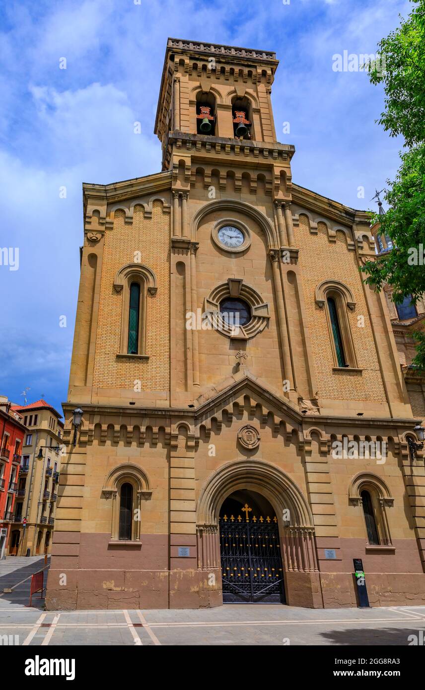 Chiesa Iglesia de San Lorenzo a Pamplona, Spagna con una cappella che tiene la statua di San Fermin co-patrono della Navarra e la gestione della festa dei tori Foto Stock
