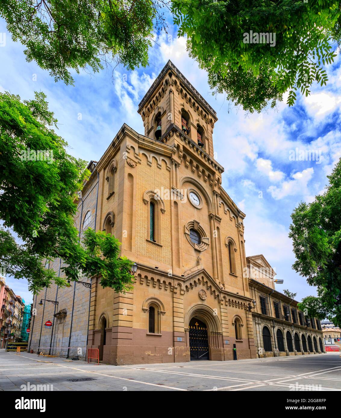 Chiesa Iglesia de San Lorenzo a Pamplona, Spagna con una cappella che tiene la statua di San Fermin co-patrono della Navarra e la gestione della festa dei tori Foto Stock
