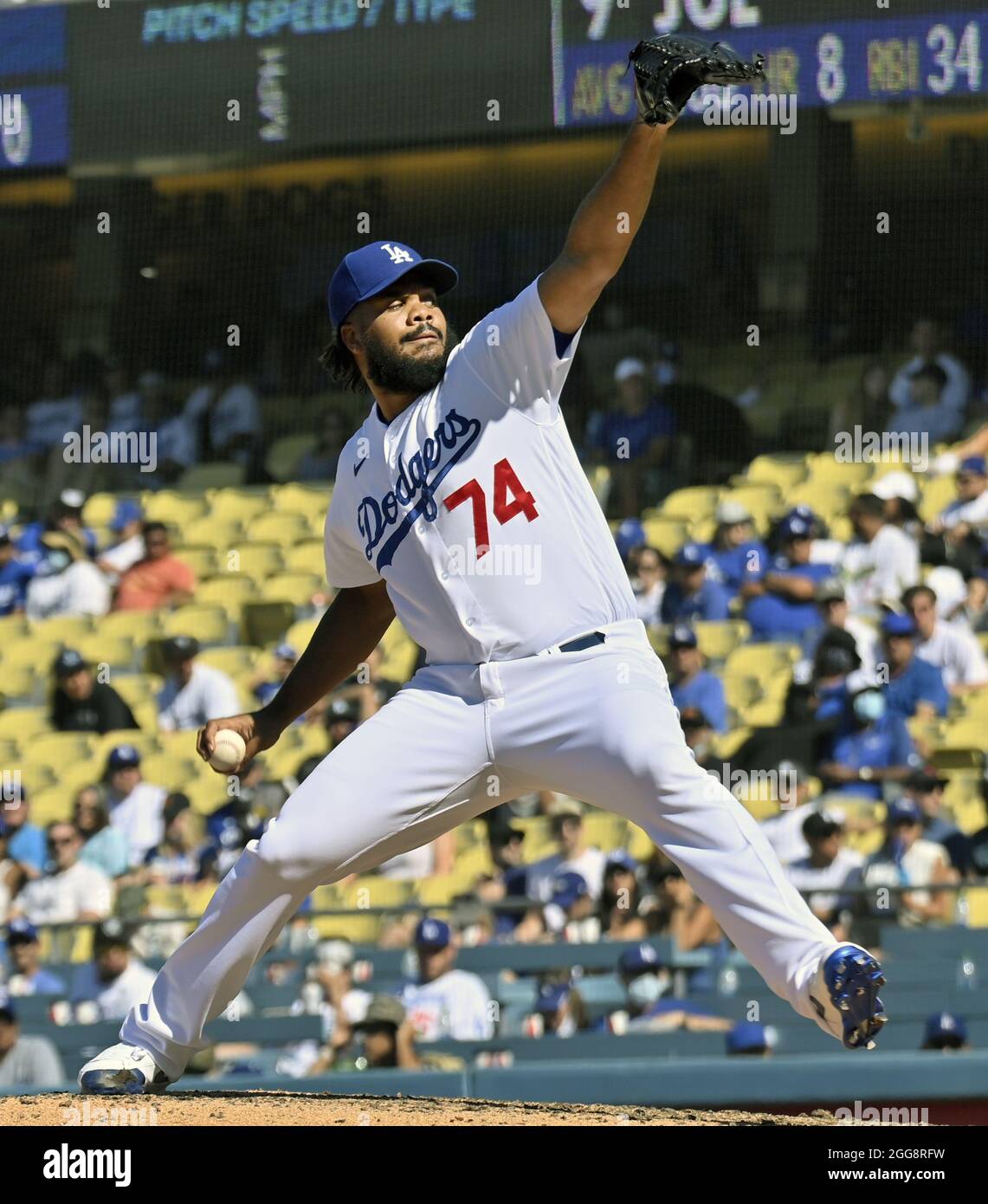 Los Angeles, Stati Uniti. 30 ago 2021. Kenley Jansen, il lanciatore di chiusura di Los Angeles Dodgers, si snoda per consegnare contro le Colorado Rockies durante l'ottava fase di inning al Dodger Stadium di Los Angeles domenica 29 agosto 2021. I Rockies sconfissero i Dodgers 5-0. Foto di Jim Ruymen/UPI Credit: UPI/Alamy Live News Foto Stock
