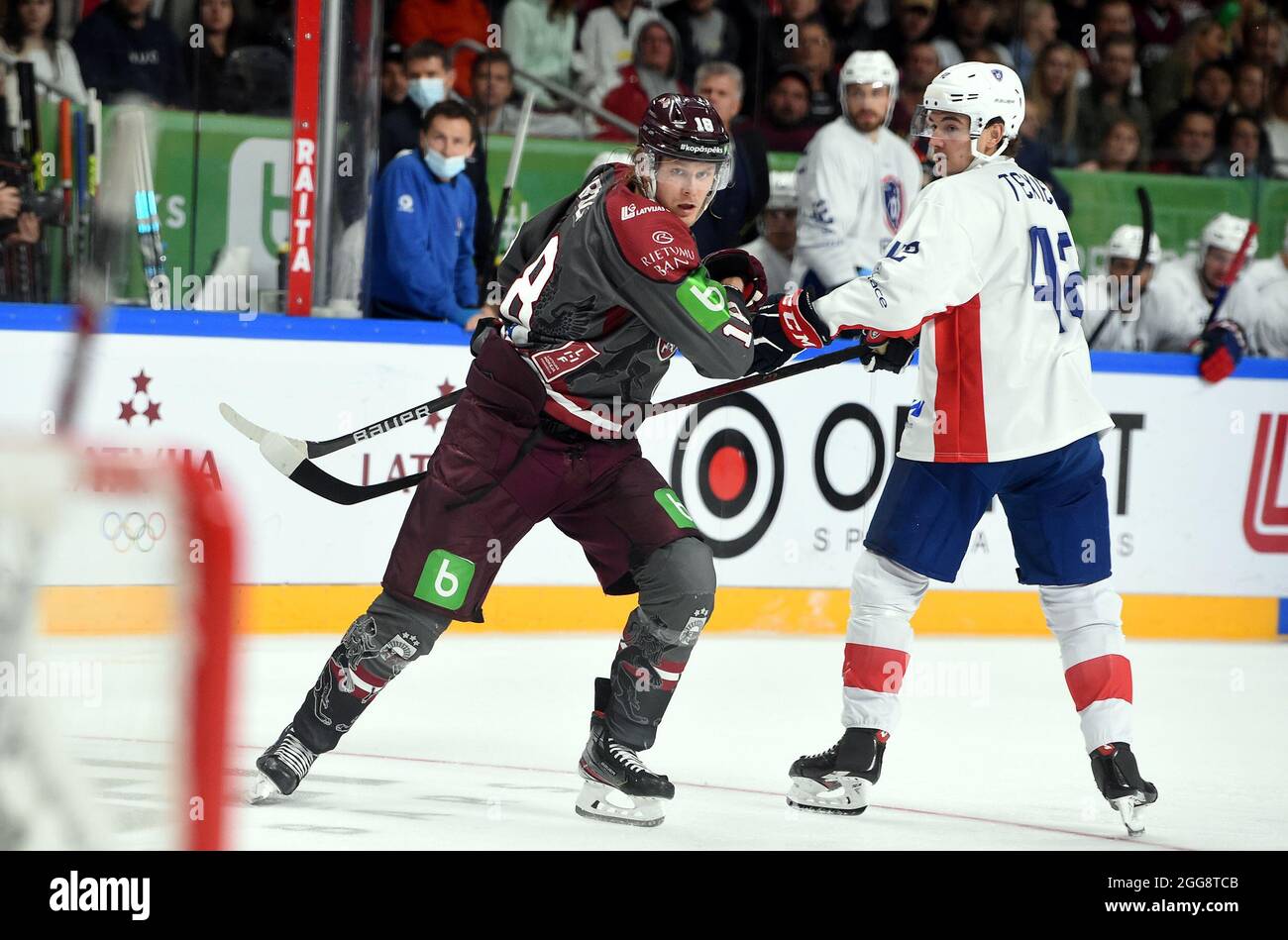 Lettonia, Lettonia. 29 agosto 2021. Rodrigo Abols (L) di Lettonia vies con Alexandre Texier di Francia durante la partita di gruppo D tra Lettonia e Francia al torneo di qualificazione olimpica di riga, Lettonia, 29 agosto 2021. Credit: Edijs Palens/Xinhua/Alamy Live News Foto Stock