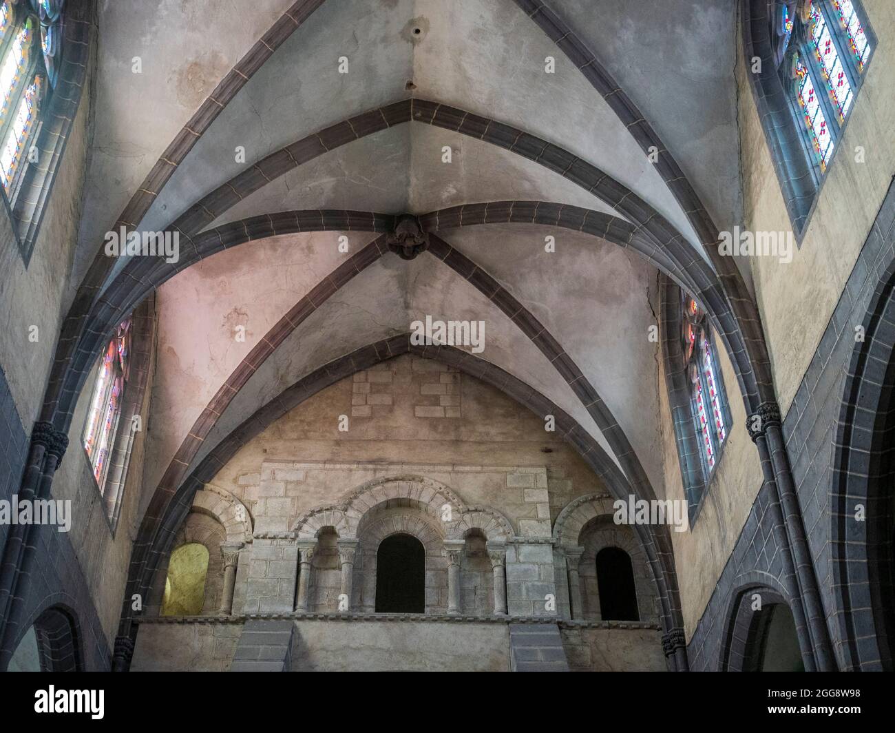 Volte gotiche e colonne, navata, chiesa, Ennezat, Puy-de-Dôme, Auvergne-Rhône-Alpes, Francia. Foto Stock