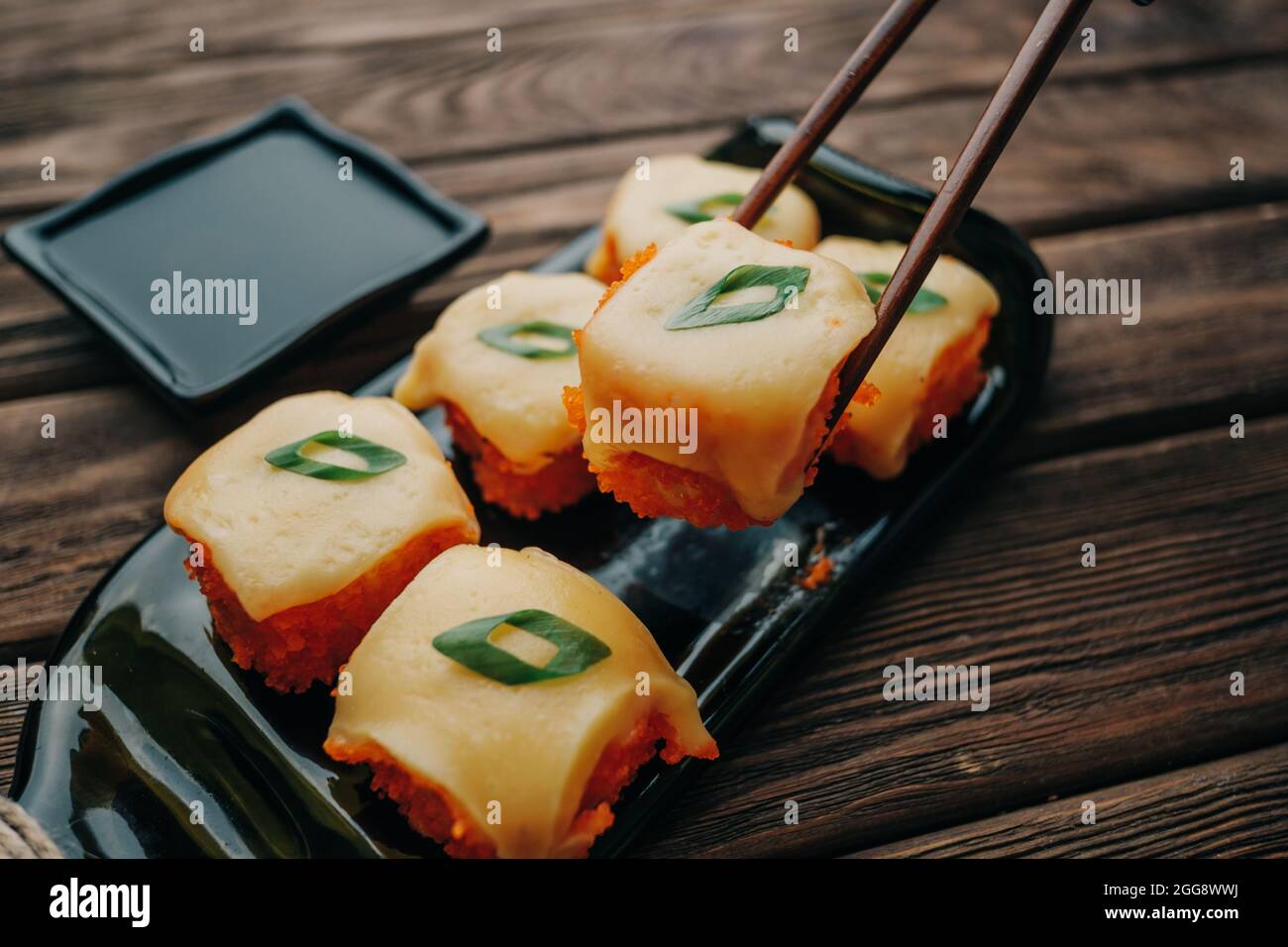 Panini caldi con caviale tobiko e formaggio. Foto Stock