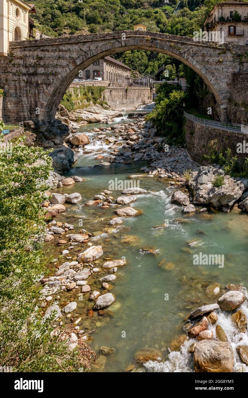 L'antico ponte di Pont Saint Martin, nel centro storico dell'omonimo borgo, in una giornata di sole, Valle d'Aosta, Italia Foto Stock