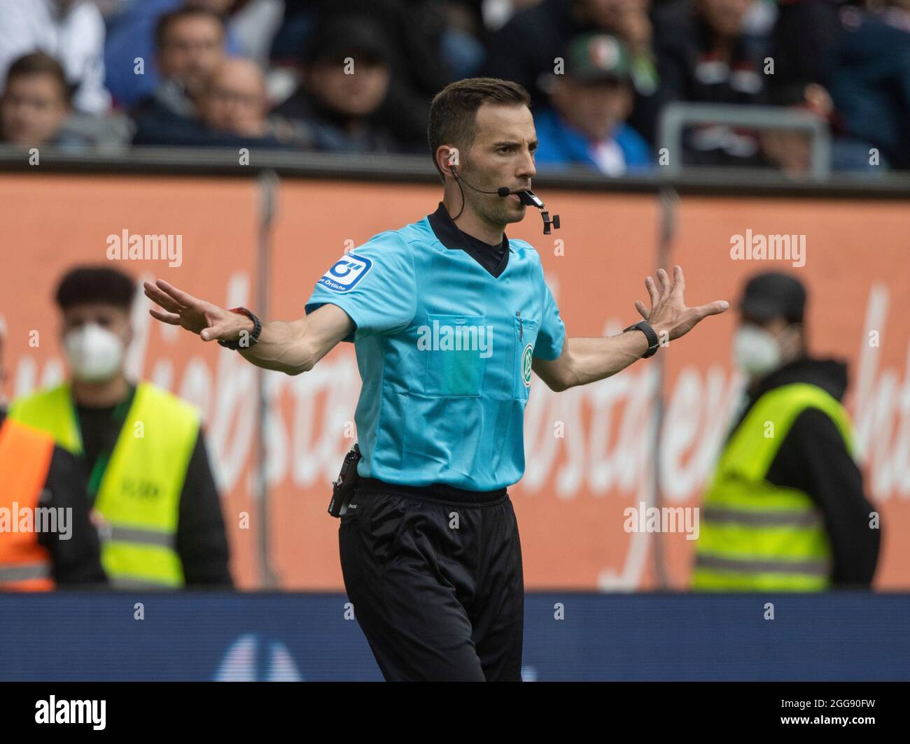 L'arbitro Benjamin, suggerisce video prova - decisione. Calcio, FC Augsburg - Bayer 04 Leverkusen 1: 4, Calcio Bundesliga, 3 ° giorno di partita, stagione 2021-2022, il 28 agosto, 2021 ad Augsburg, WWKARENA, Germania. Le normative DFL vietano l'uso di fotografie come sequenze di immagini e/o quasi-video. ¬ Foto Stock