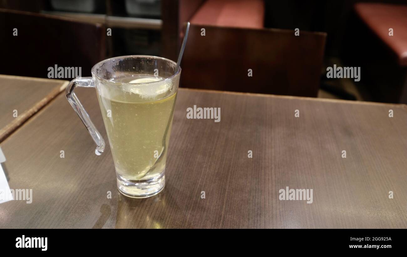 Sorseggia una tazza di cucchiaino in bicchiere di Limone Aid Beverage con una colazione conveniente presso un ristorante giapponese a Mongkok Hong Kong Cina Foto Stock