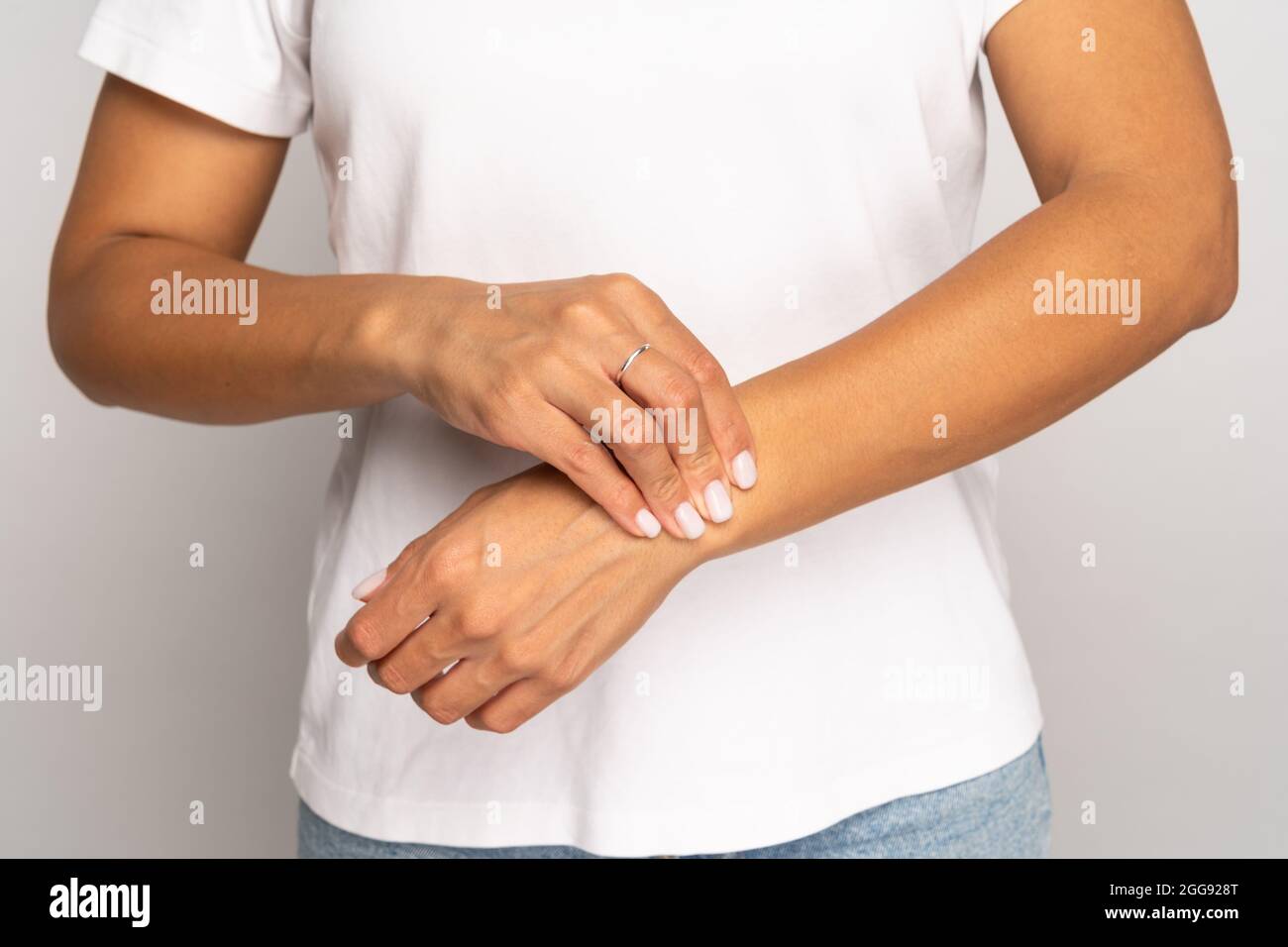 Donna che preme le dita sul polso controllare l'impulso. Braccio di  contatto femminile, per misurare il battito cardiaco o la pressione  sanguigna Foto stock - Alamy