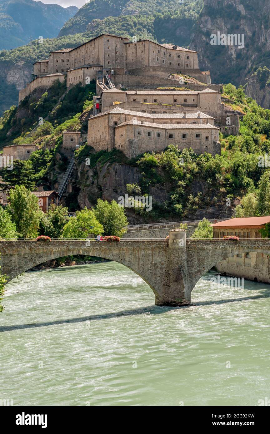 Bella vista verticale del Forte di Bard e del fiume Dora Baltea, Valle d'Aosta, Italia Foto Stock