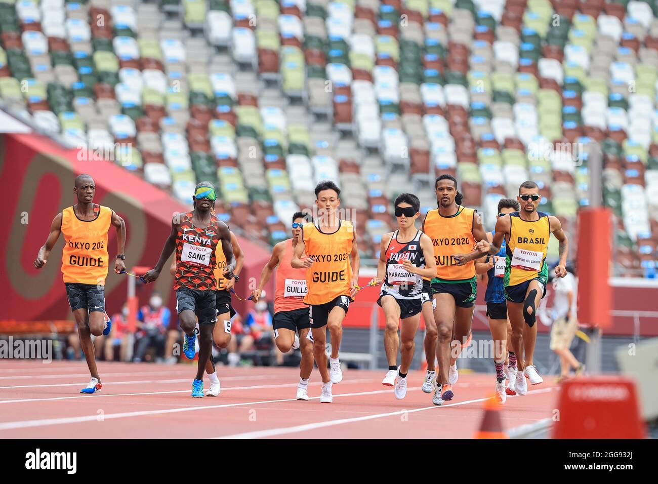 Tokyo, Giappone. 30 ago 2021. (Da L a R) Koji Kobayashi, Kenia Karasawa (JPN) Atletica : uomini 1500m T11 finale durante i Giochi Paralimpici di Tokyo 2020 allo Stadio Nazionale di Tokyo, Giappone . Credit: AFLO SPORT/Alamy Live News Foto Stock