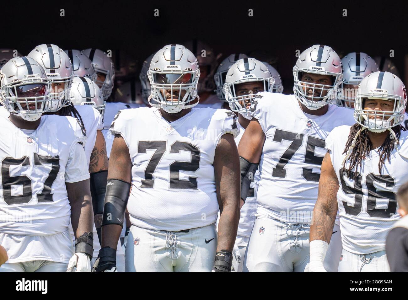 La guardia offensiva dei Las Vegas Raiders Lester Cotton (67) e l'offensive tackle Jaryd Jones-Smith (72) e l'offensive tackle Brandon Parker (75) e il defensive tackle Darius Philon (96) e i compagni di squadra aspettano nel tunnel per essere introdotti prima dell'inizio della partita contro i San Francisco 49ers al Levi's Stadium, domenica, 29 agosto 2021, a Santa Clara, Calif. (Guardia di Neville/immagine dello sport) Foto Stock