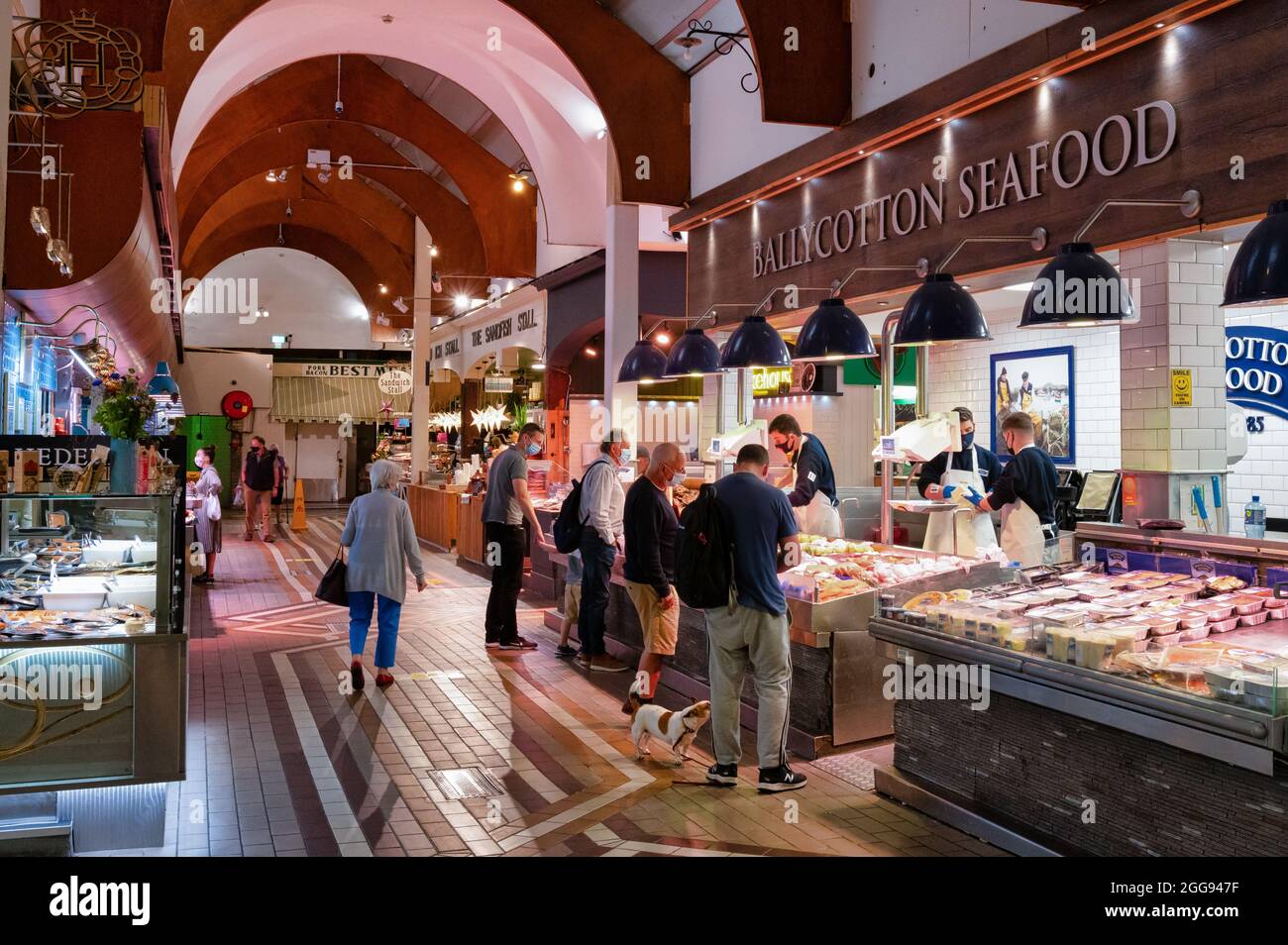Cork, Irlanda - 14 luglio 2021: Ballycottton Seafood stant all'ingresso principale del mercato inglese Cork Foto Stock