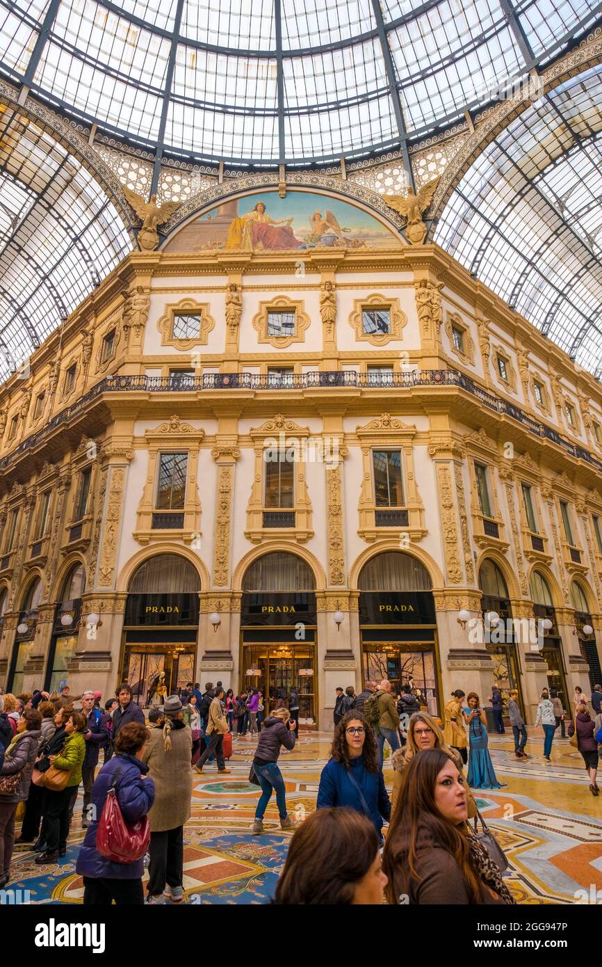 Gente che passeggiando e shopping attraverso il centro della galleria. Presso la Galleria Vittorio Emanuele II di Milano. Foto Stock
