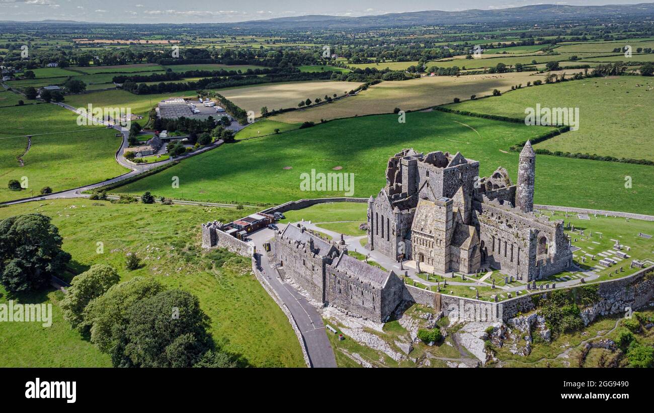 Cashel, Irlanda - 16 luglio 2021: Veduta aerea della Rocca di Cashel nella Contea di Tipperary Irlanda Foto Stock