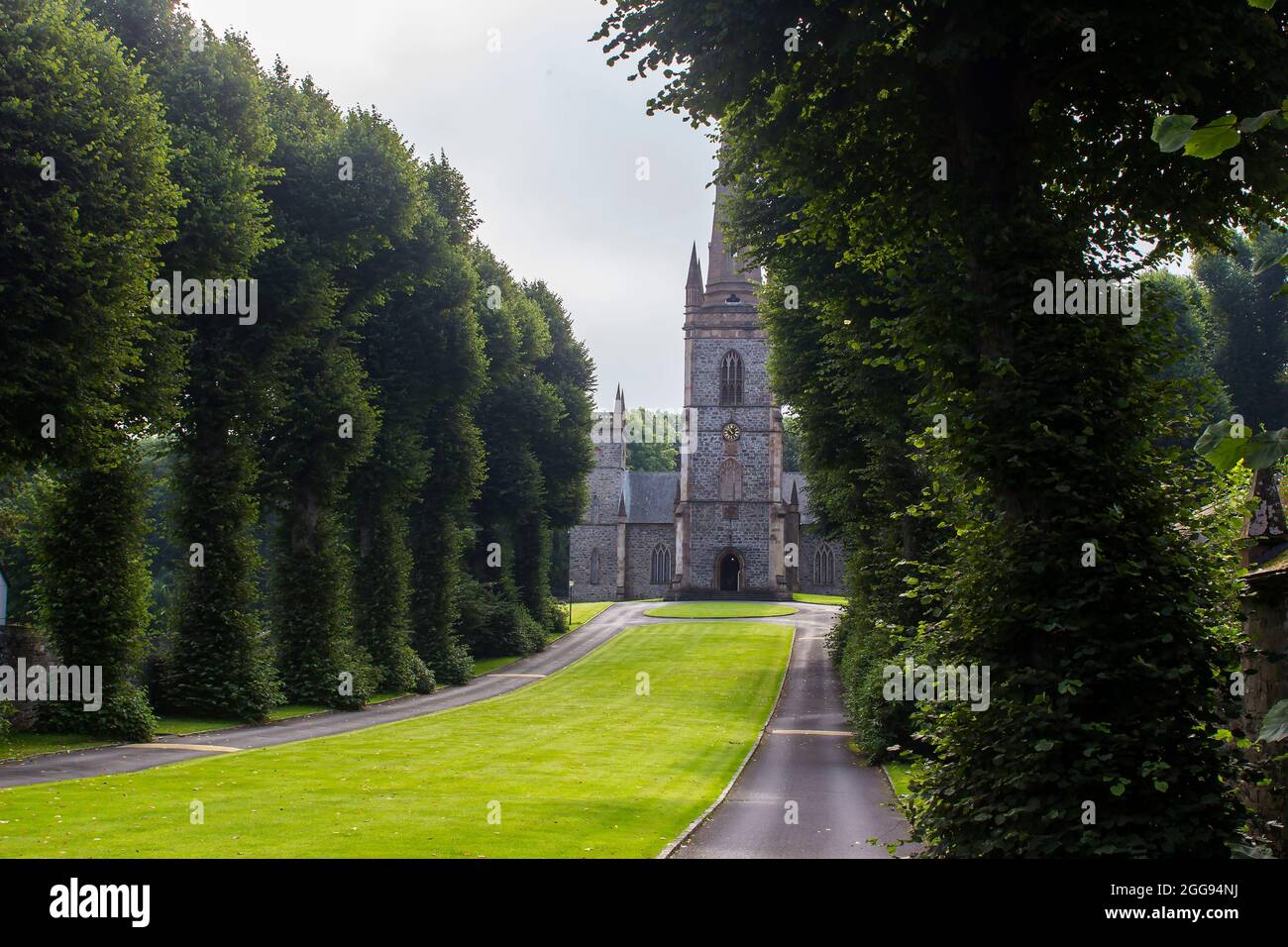26 agosto 2021 St Malachy's Parish Church con il suo lungo viale alberato a Hillsborough, un villaggio con stato reale nella contea in basso Irlanda del Nord Foto Stock