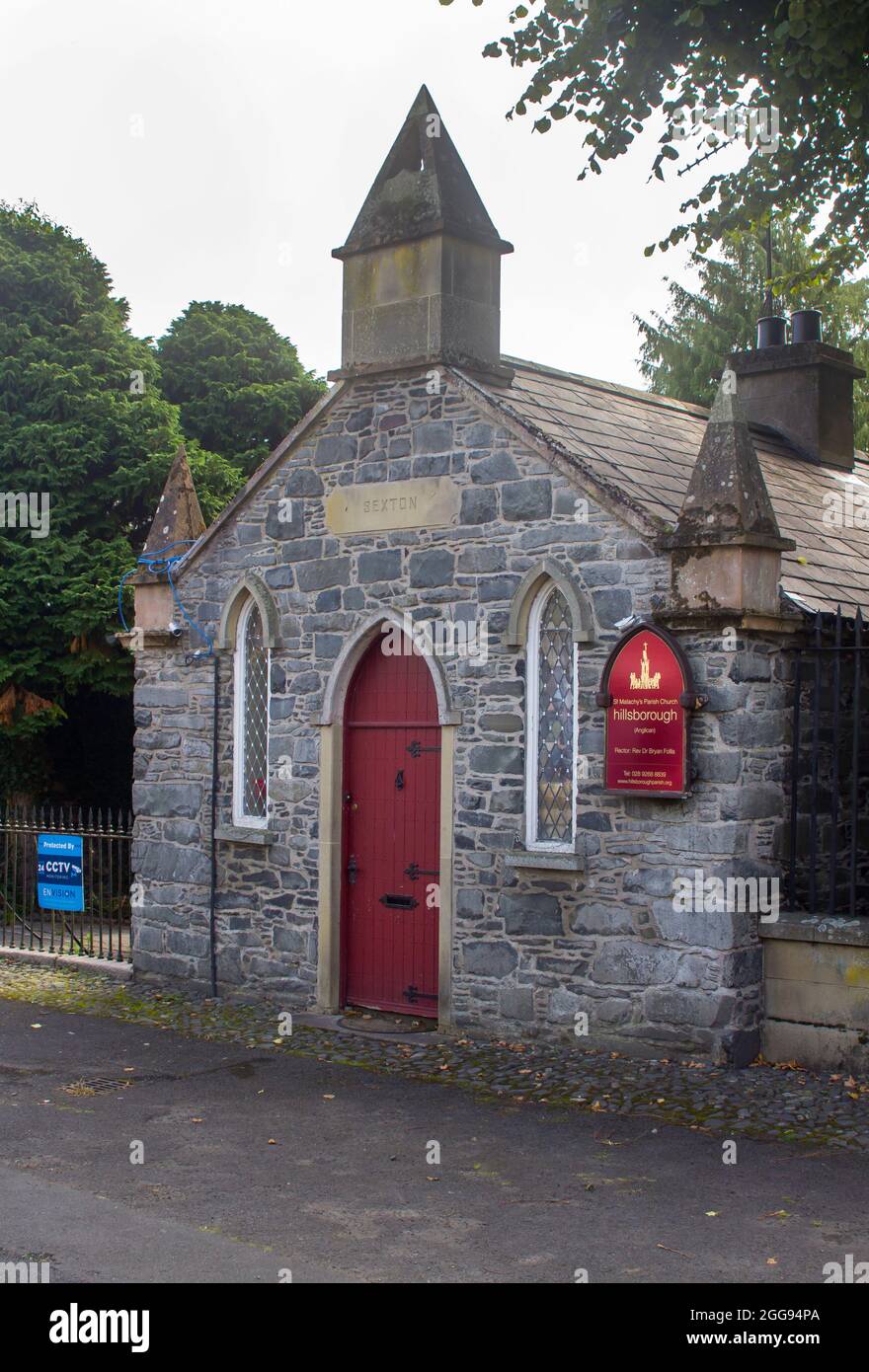 26 agosto 2021 l'edificio di Sexton alla porta d'ingresso ai terreni della chiesa parrocchiale di St Malachy a Hillsborough un villaggio con status reale nella contea di Dow Foto Stock