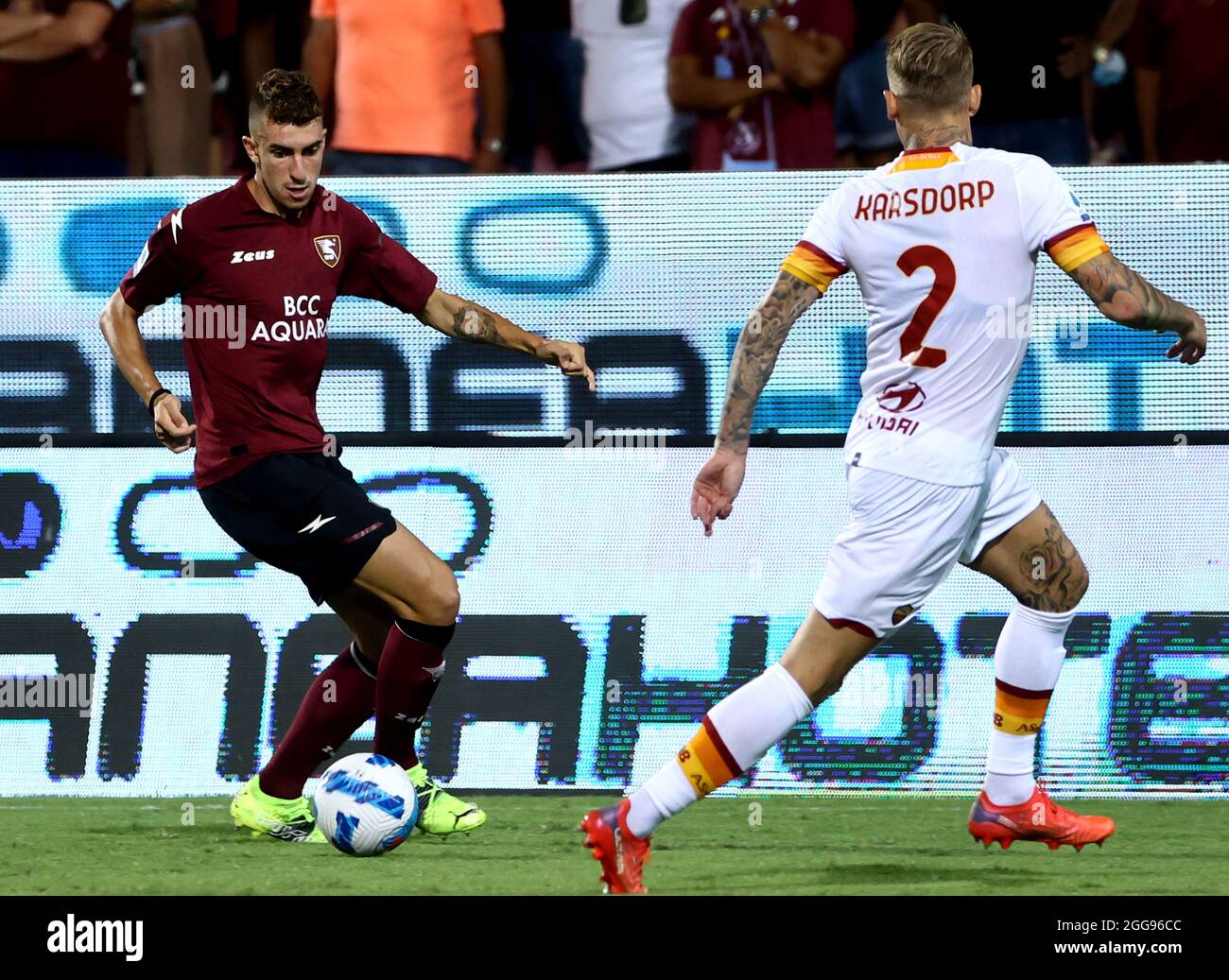 SALERNO, ITALIA - AGOSTO 29: Matteo Ruggeri degli Stati Uniti Salernitana compete per la palla con Rick Karsdorp di AS Roma, durante la Serie A match tra gli Stati Uniti Salernitana e COME Roma allo Stadio Arechi il 29 agosto 2021 a Salerno, . (Foto tramite MB Media) Foto Stock