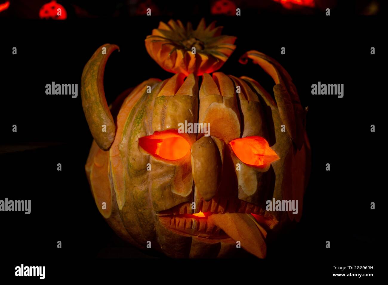 Lanterna con testa di zucca di Halloween con facce spaventose del jack nel buio. Foto Stock