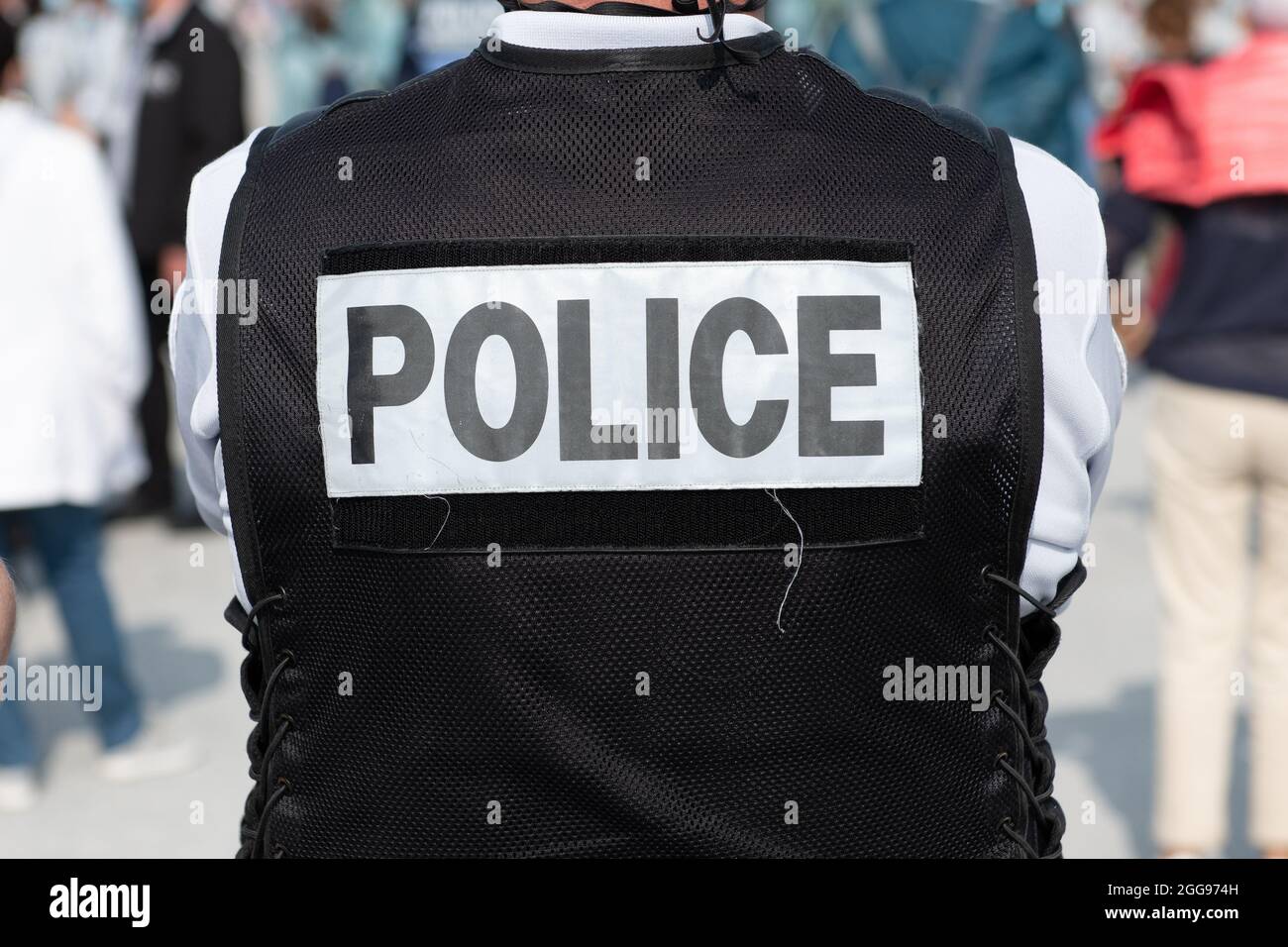 Poliziotto nazionale francese da dietro Foto Stock