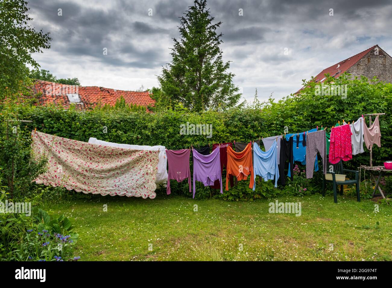 Servizio lavanderia appesa in un giardino Foto Stock