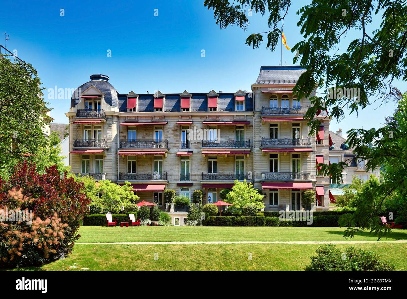 Baden-Baden, Germania - Luglio 2021: Hotel chiamato 'Villa Stephanie' situato nel parco pubblico chiamato 'Lichtentaler Allee' Foto Stock
