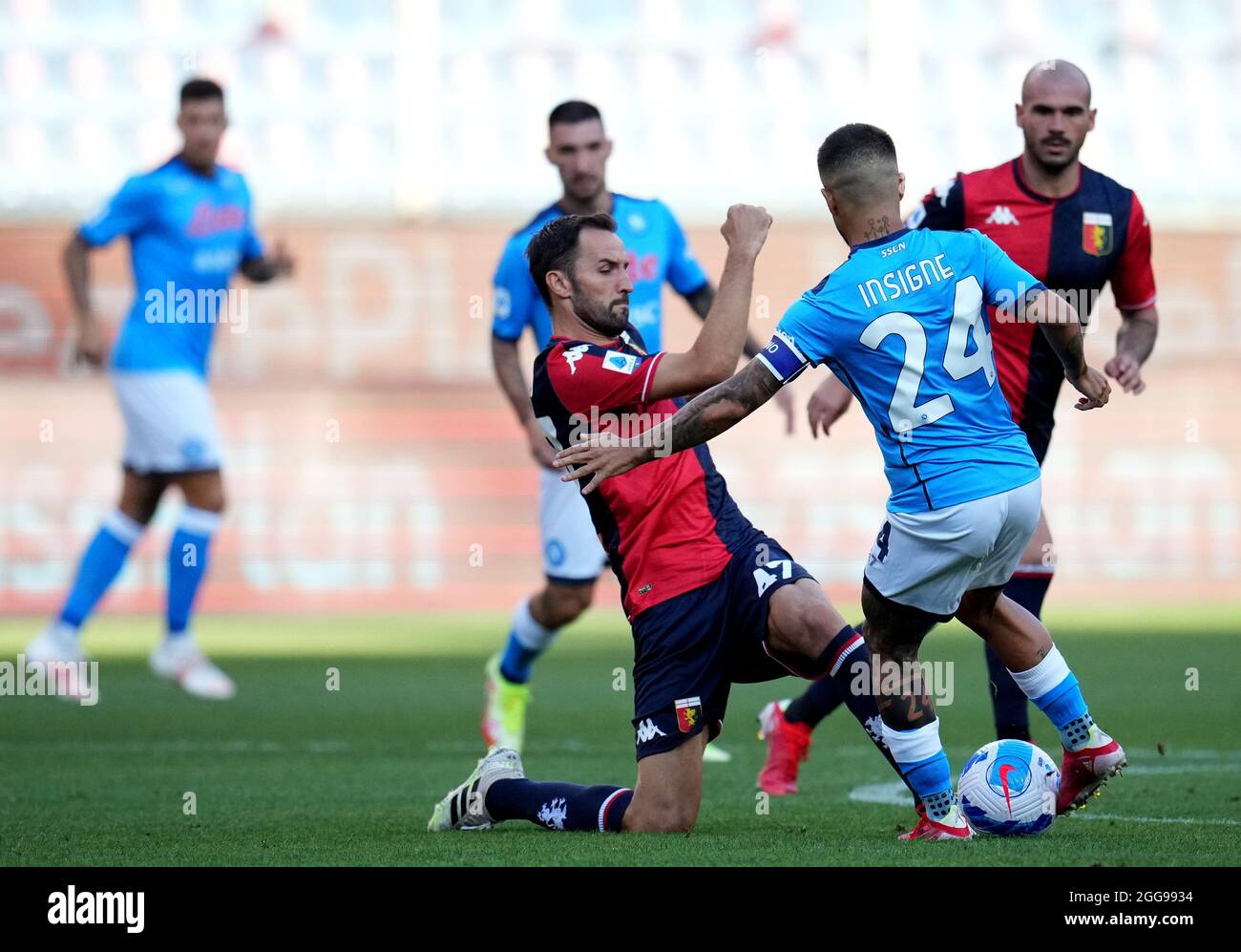 GENOVA, ITALIA - AGOSTO 29: Milano Badelj del CFC di Genova compete per la palla con Lorenzo Insigne della SSC Napoli , durante la Serie A match tra Genova CFC e SSC Napoli allo Stadio Luigi Ferraris il 29 agosto 2021 a Genova, . (Foto tramite MB Media) Foto Stock