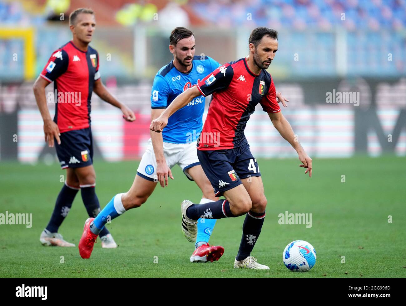 GENOVA, ITALIA - AGOSTO 29: Milano Badelj del CFC di Genova compete per la palla con Fabian Ruiz della SSC Napoli , durante la Serie A match tra Genova CFC e SSC Napoli allo Stadio Luigi Ferraris il 29 agosto 2021 a Genova, . (Foto tramite MB Media) Foto Stock