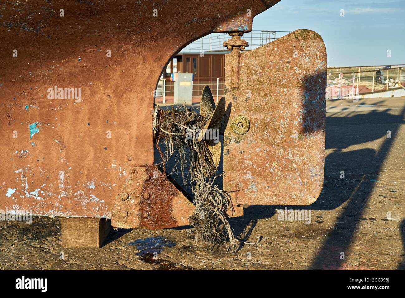 Elica di una barca con corda avvolta intorno all'albero di trasmissione Foto Stock