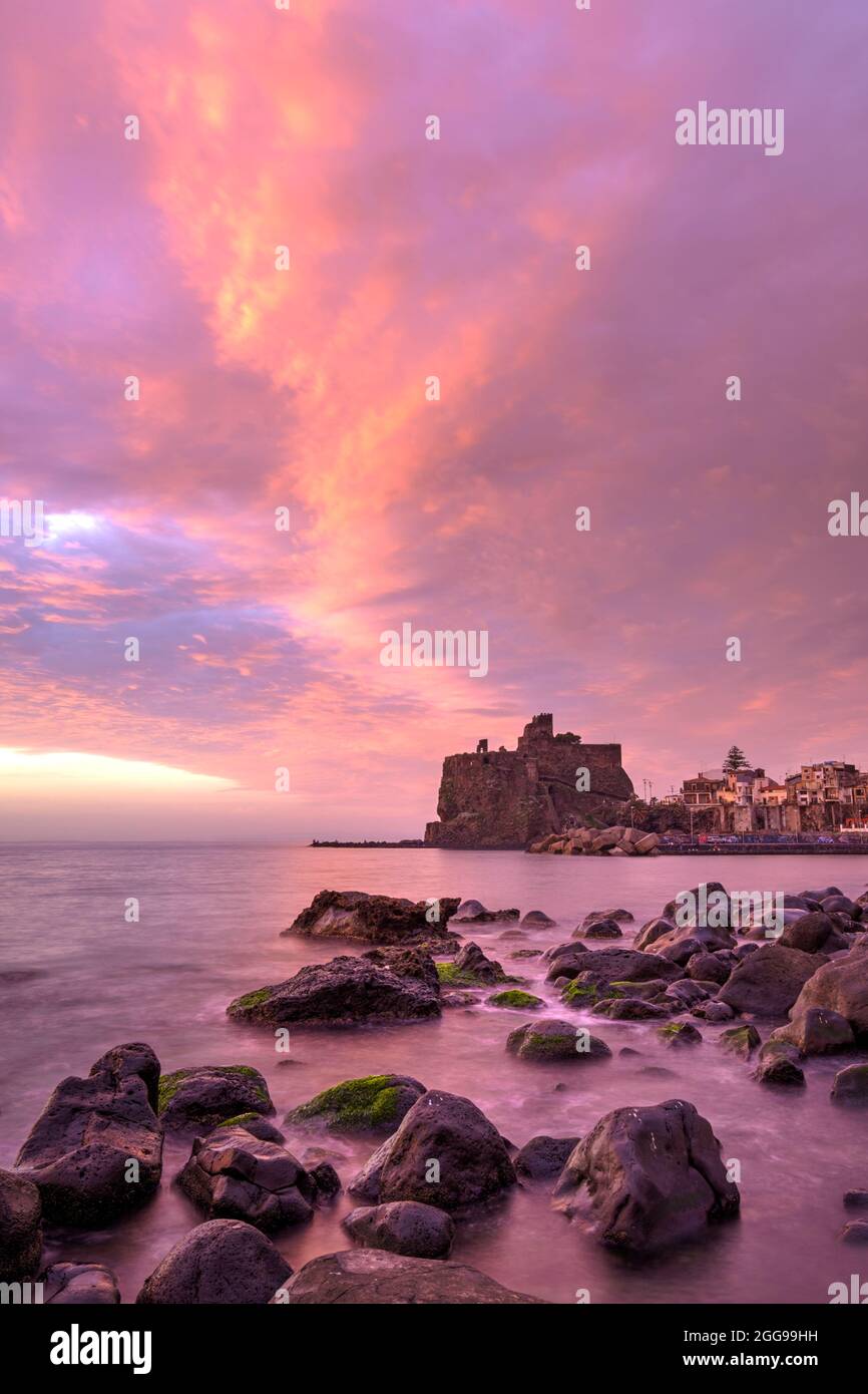 La fortezza di Acicastello all'alba, Sicilia, Italia Foto Stock