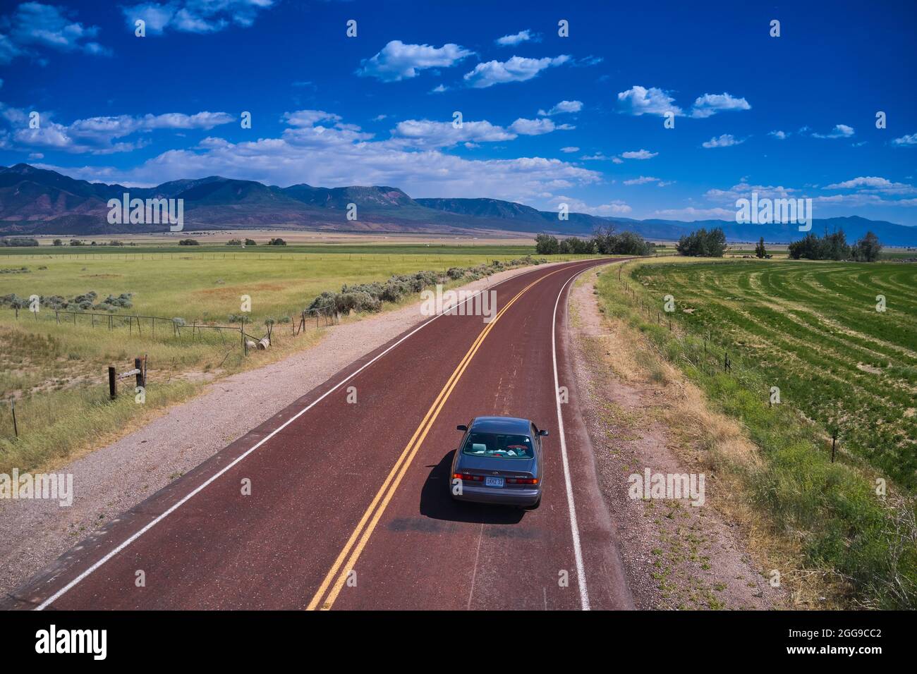 Auto che guida su una strada statale vuota nella zona rurale degli Stati Uniti Foto Stock