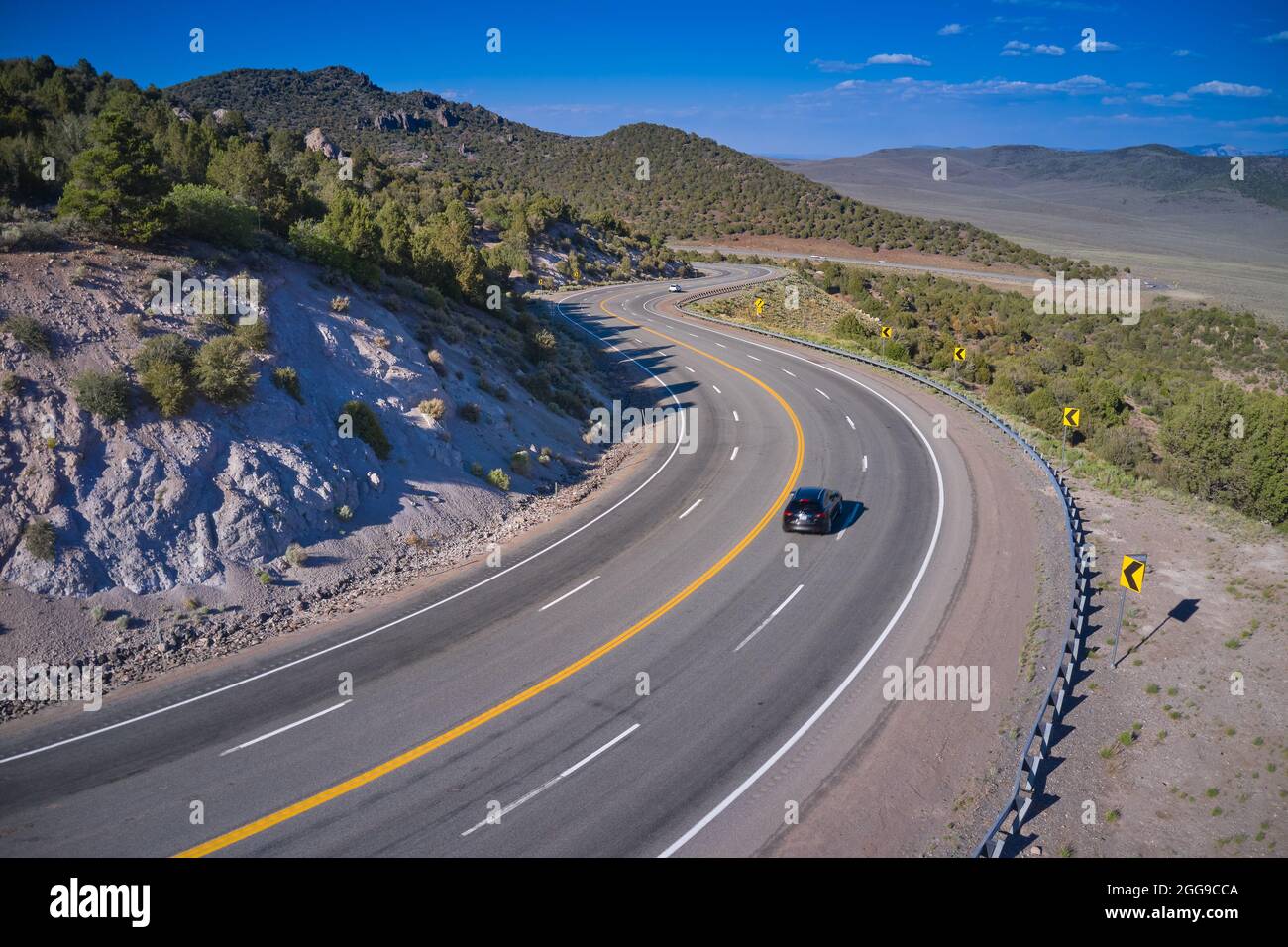 USA Road Trip - curva dell'autostrada nelle montagne dello Utah Foto Stock
