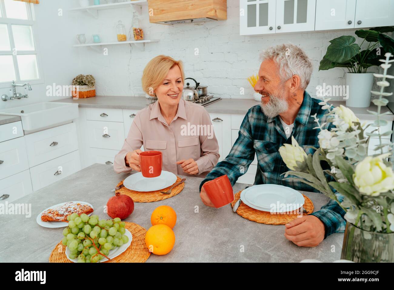 la coppia ha la colazione a casa con caffè e frutta Foto Stock