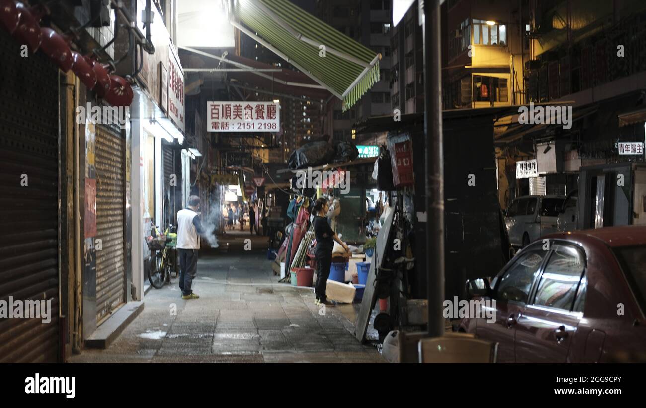 I venditori ambulanti di strade scarsamente illuminate offrono attrazioni speciali zona di intrattenimento, Reclamation Street, vita notturna, Mong Kok, Kowloon, Hong Kong, Cina Foto Stock