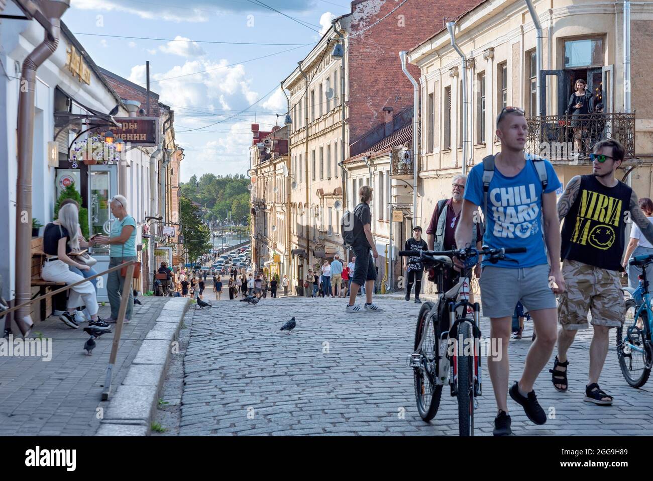Vyborg, Regione di Leningrad, Russia - 13 agosto 2021: Molte persone camminano sulla strada vecchia nella città medievale di Vyborg Foto Stock