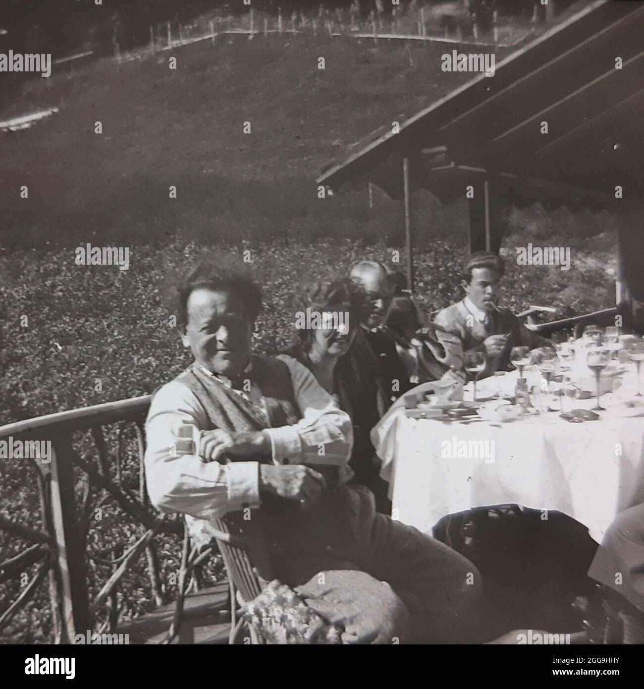 Willem Mengelberg (1871-1951), direttore della Royal Concertgebouw Orchestra Amsterdam dal 1895 al 1944, con parenti nel suo chalet svizzero negli anni '30. 'Chasa Mengelberg', che egli costruì nel 1910/1911, si trova a Zuort, Unterengadin, vicino a VNA e sent, Svizzera. Foto Stock