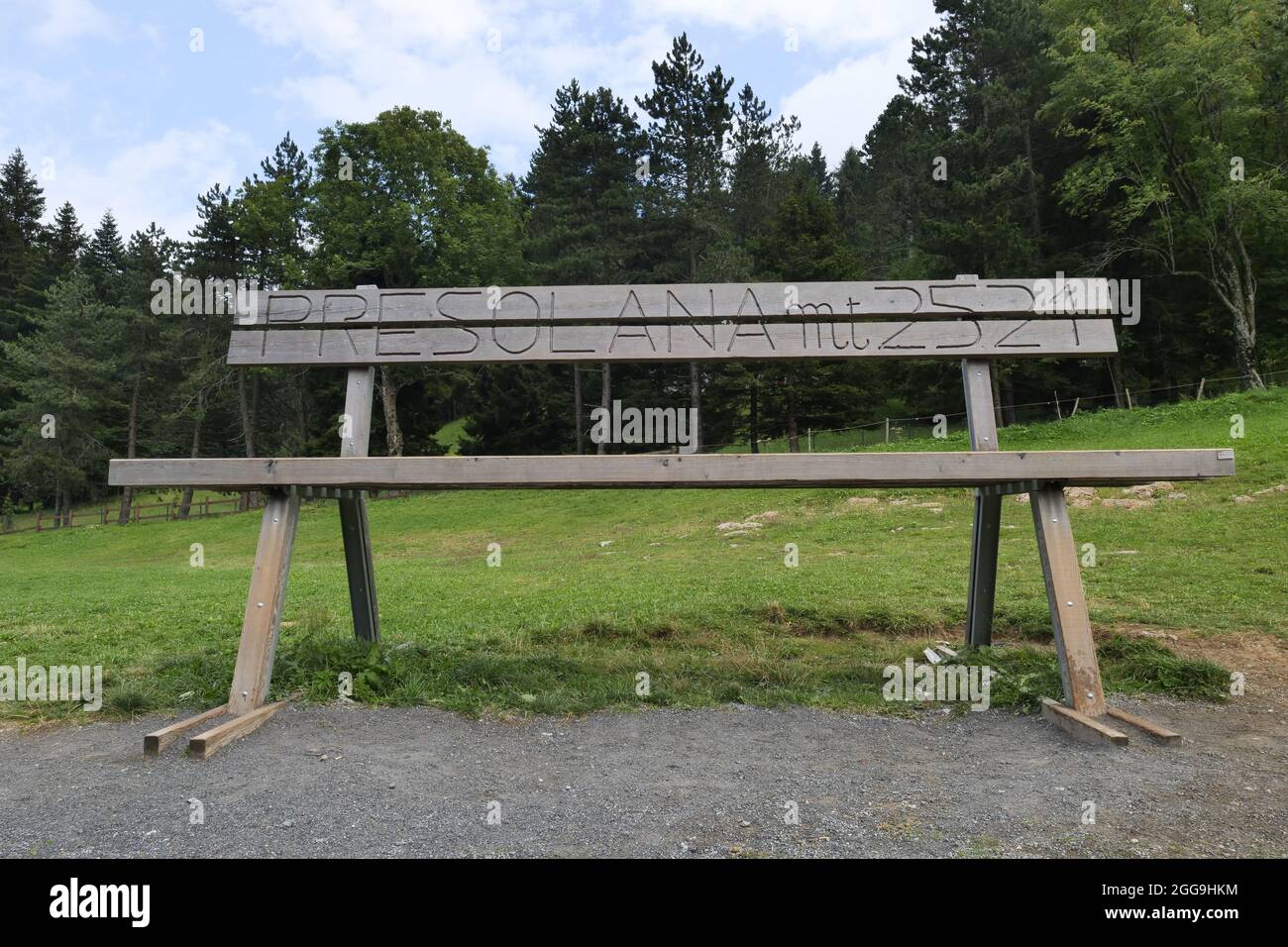 Una grande panchina isolata sul monte presolana, Bergamo, Italia Foto Stock