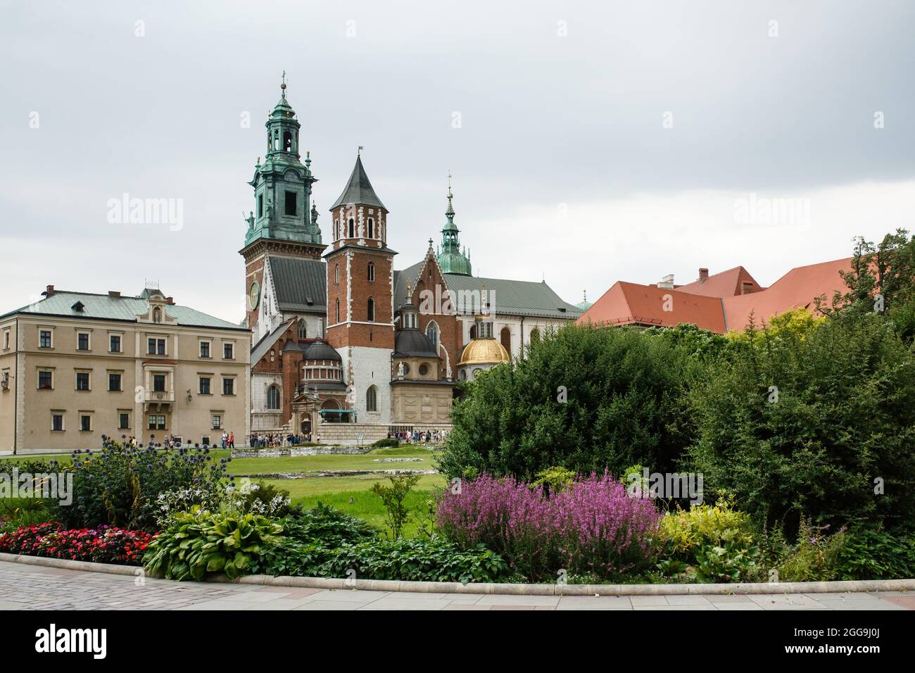 CRACOVIA, POLONIA - 21 luglio 2019: Cattedrale cattolica principale e torri del castello di Wawel residenza, turisti a piedi e visite turistiche Foto Stock
