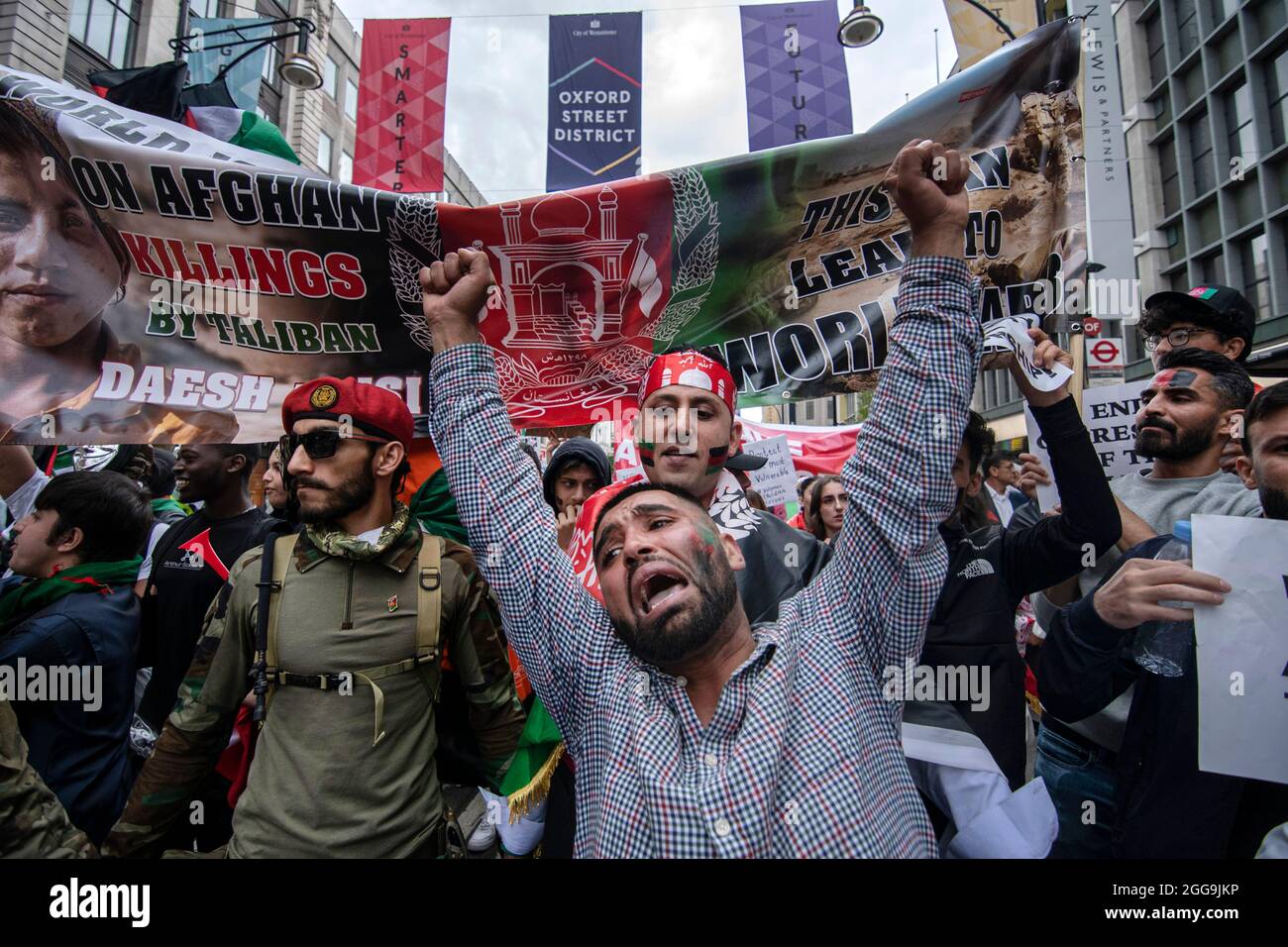 Migliaia di manifestanti dimostrano solidarietà al popolo afghano che vive sotto il governo dei talebani. Londra 28-08-2021 Foto Stock