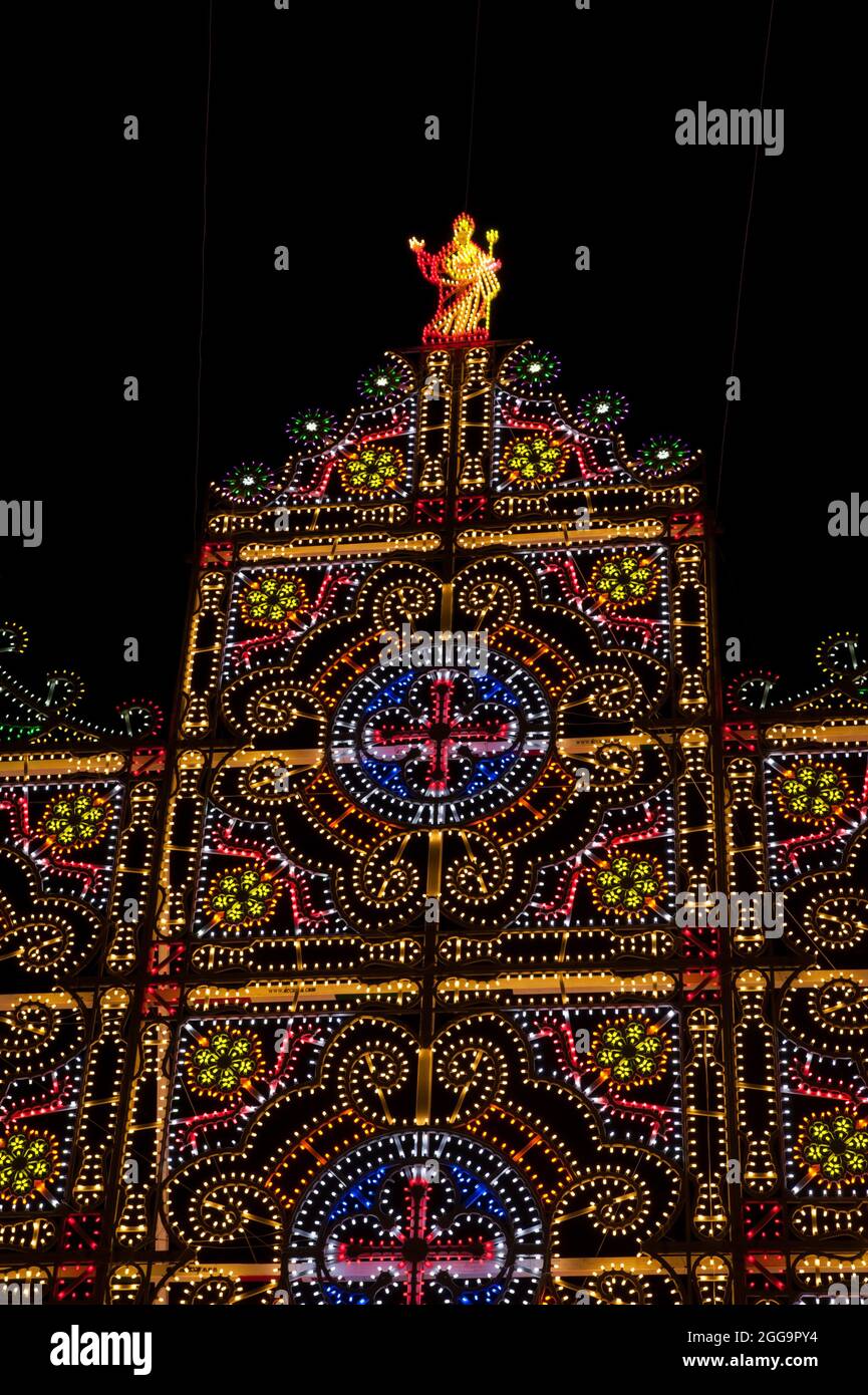 Decorazione tradizionale 'luminarie' per la Santa celebrazione di Sant'Otonzo a Lecce, Puglia Foto Stock