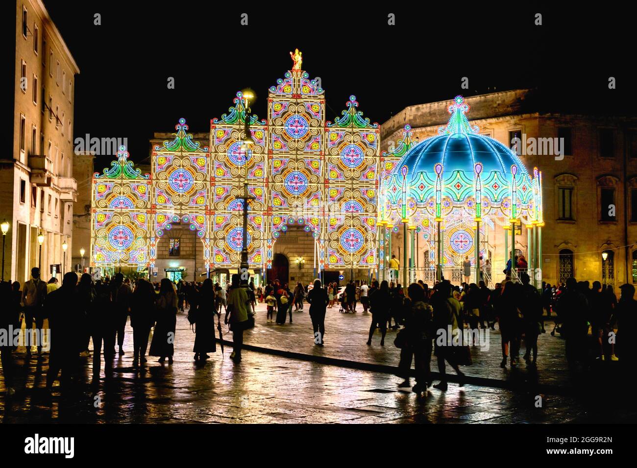 Decorazione tradizionale 'luminarie' per la Santa celebrazione di Sant'Otonzo a Lecce, Puglia Foto Stock