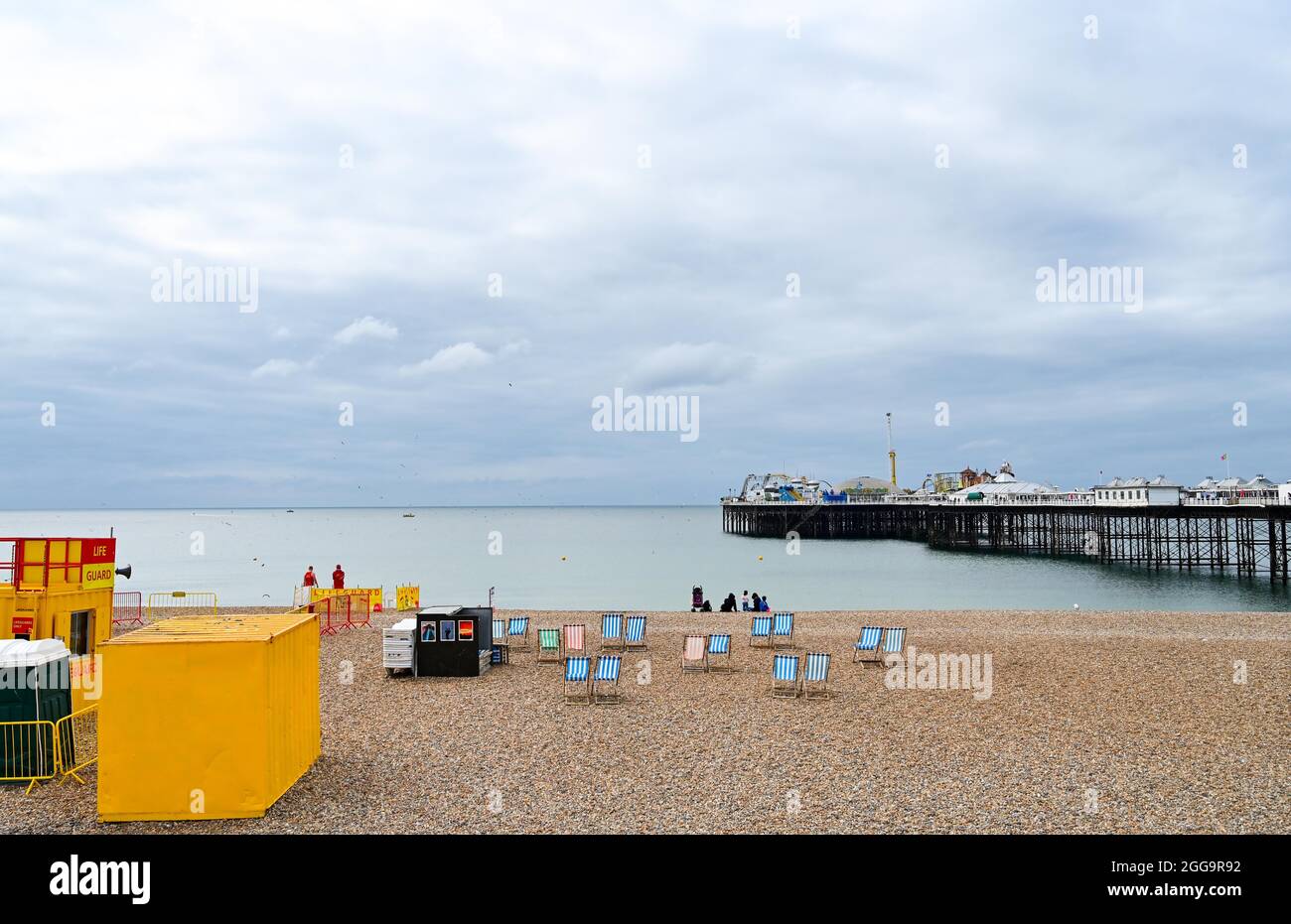Brighton UK 30 agosto 2021 - Brighton Beach è tranquilla su un overcast agosto festa della banca Lunedi mattina . : Credit Simon Dack / Alamy Live News Foto Stock
