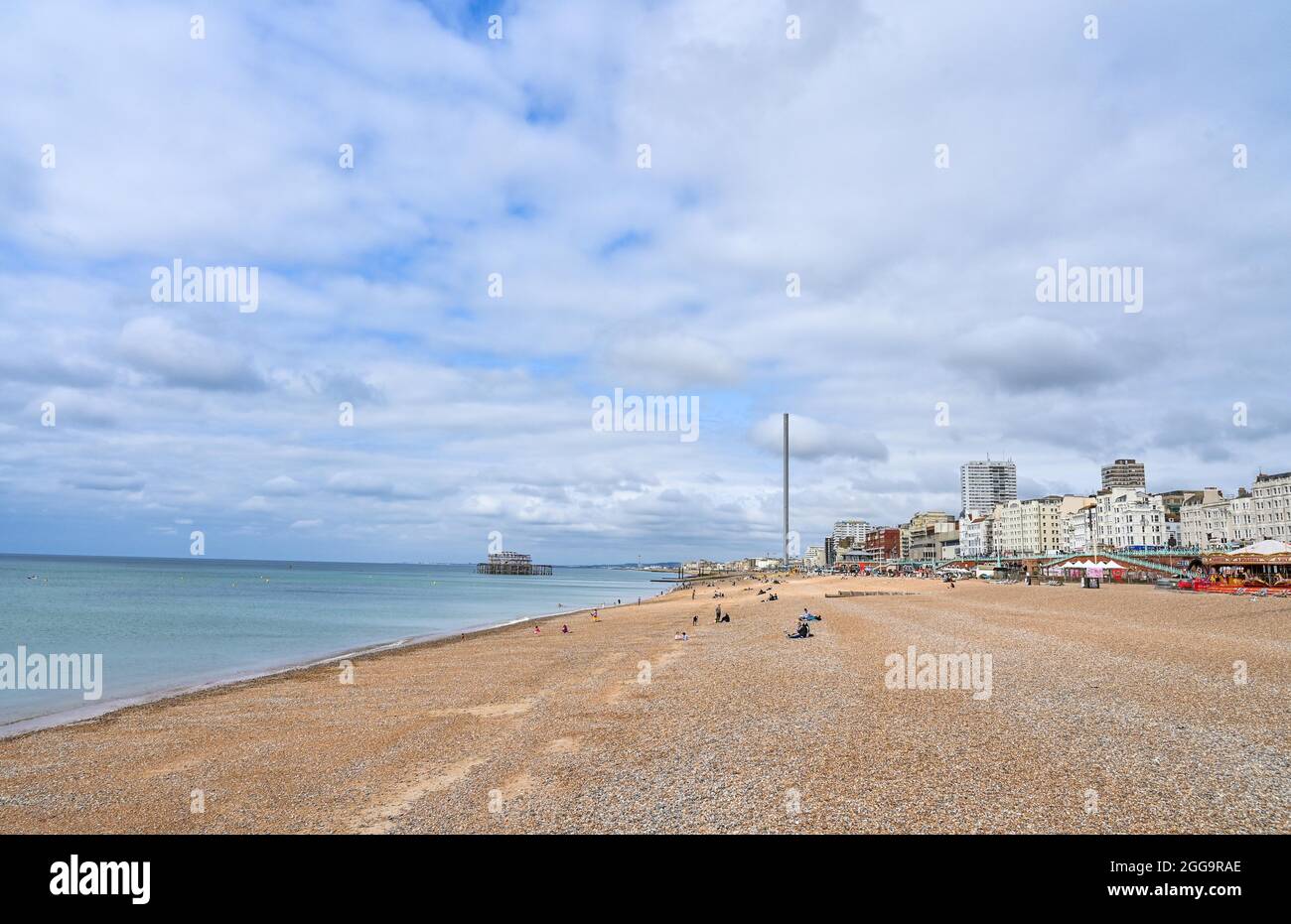 Brighton UK 30 agosto 2021 - Brighton Beach è tranquilla su un overcast agosto festa della banca Lunedi mattina . : Credit Simon Dack / Alamy Live News Foto Stock