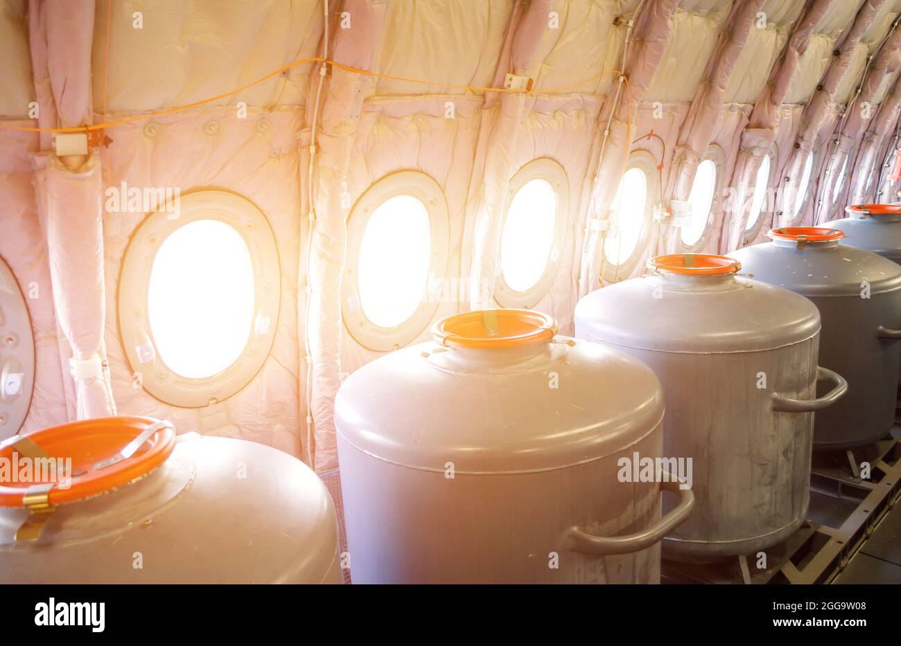 Serbatoi con acqua ai portholes, per i voli di prova in prototipi di aeromobili Foto Stock