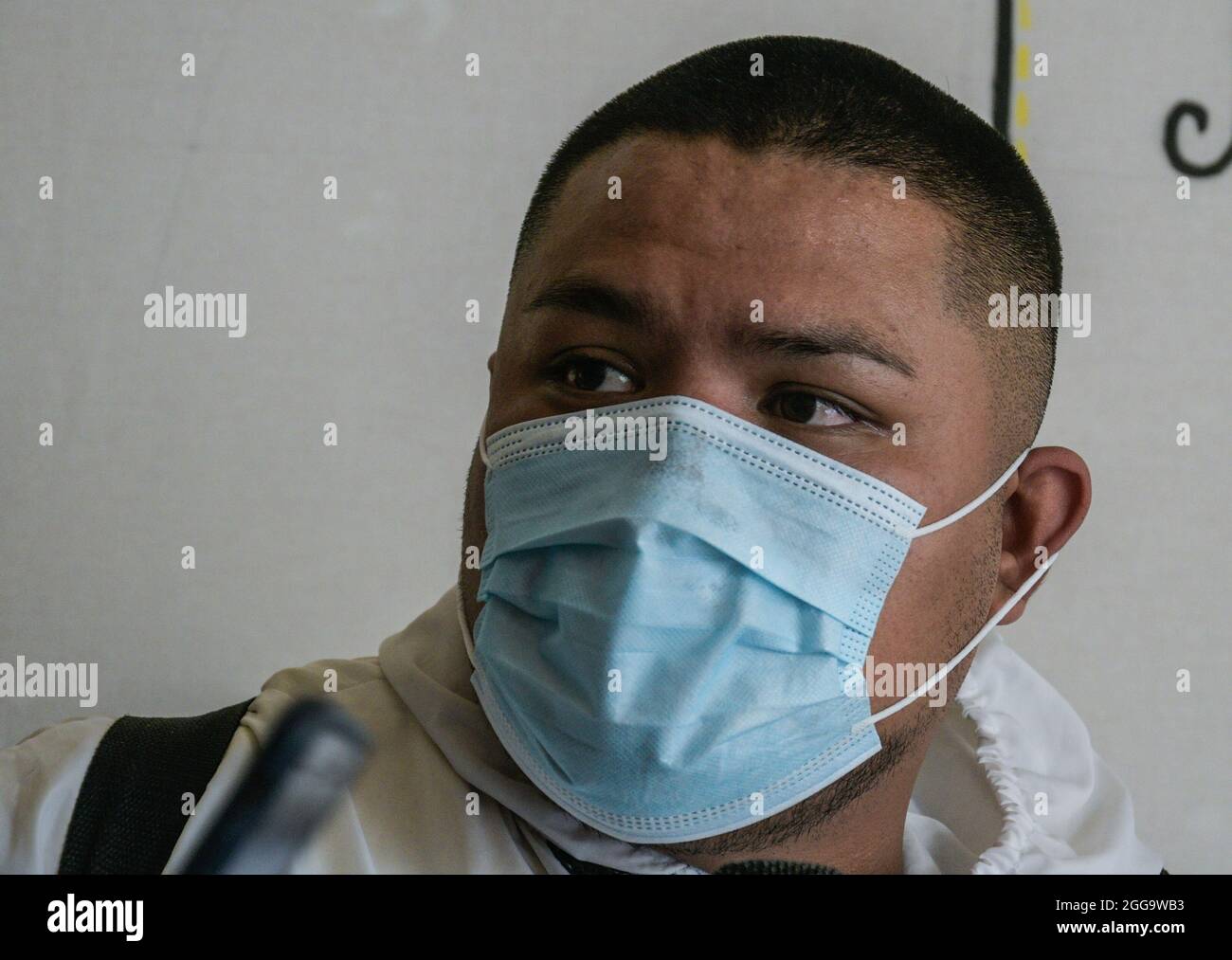 Città del Messico, Messico. 29 agosto 2021. Enrique Buendia, indossa dispositivi personali protettivi (PPE), per spruzzare disinfettante con un'apparecchiatura di disinfezione, che assomiglia ad un'arma di un vendicatore all'interno di una classe, come misura per prevenire la diffusione del virus. Enrique Buendia dedicato a disinfettare luoghi, per più di 8 mesi, lavoro per eliminare il virus da una promessa che ha fatto a suo padre che purtroppo è morto da Covid. IL 29 agosto 2021 a Città del Messico, Messico. (Foto di Aidee Martinez/Eyepix Group) (Foto di Eyepix/Sipa USA) Credit: Sipa USA/Alamy Live News Foto Stock