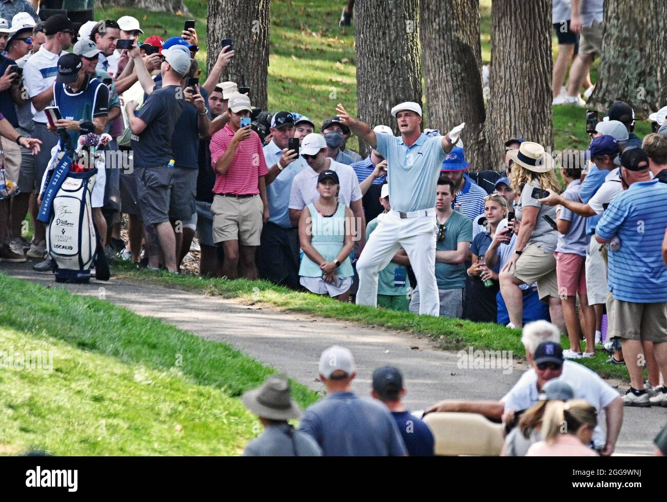 Owings Mills, Stati Uniti. 28 agosto 2021. Bryson DeChambeau, al centro a destra, chiede alla folla di uscire dalla sua linea di vista per il suo colpo di recupero sull'ottava buca nel terzo round del Campionato BMW a Caves Valley sabato 28 agosto 2021, a Owings Mills, Md. (Foto di Kenneth K. Lam/Baltimore Sun/TNS/Sipa USA) Credit: Sipa USA/Alamy Live News Foto Stock