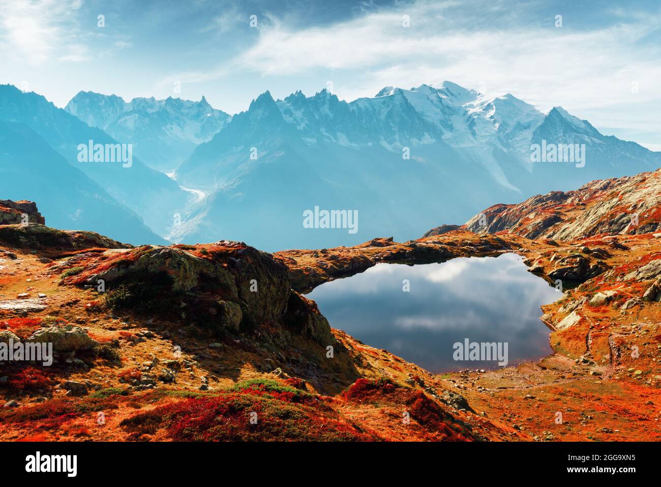 Tramonto colorato sul lago Chesery (Lac De Cheserys) nelle Alpi francesi. La catena montuosa del Monte Bianco sullo sfondo. Chamonix, Alpi Graiche. Fotografia di paesaggio Foto Stock