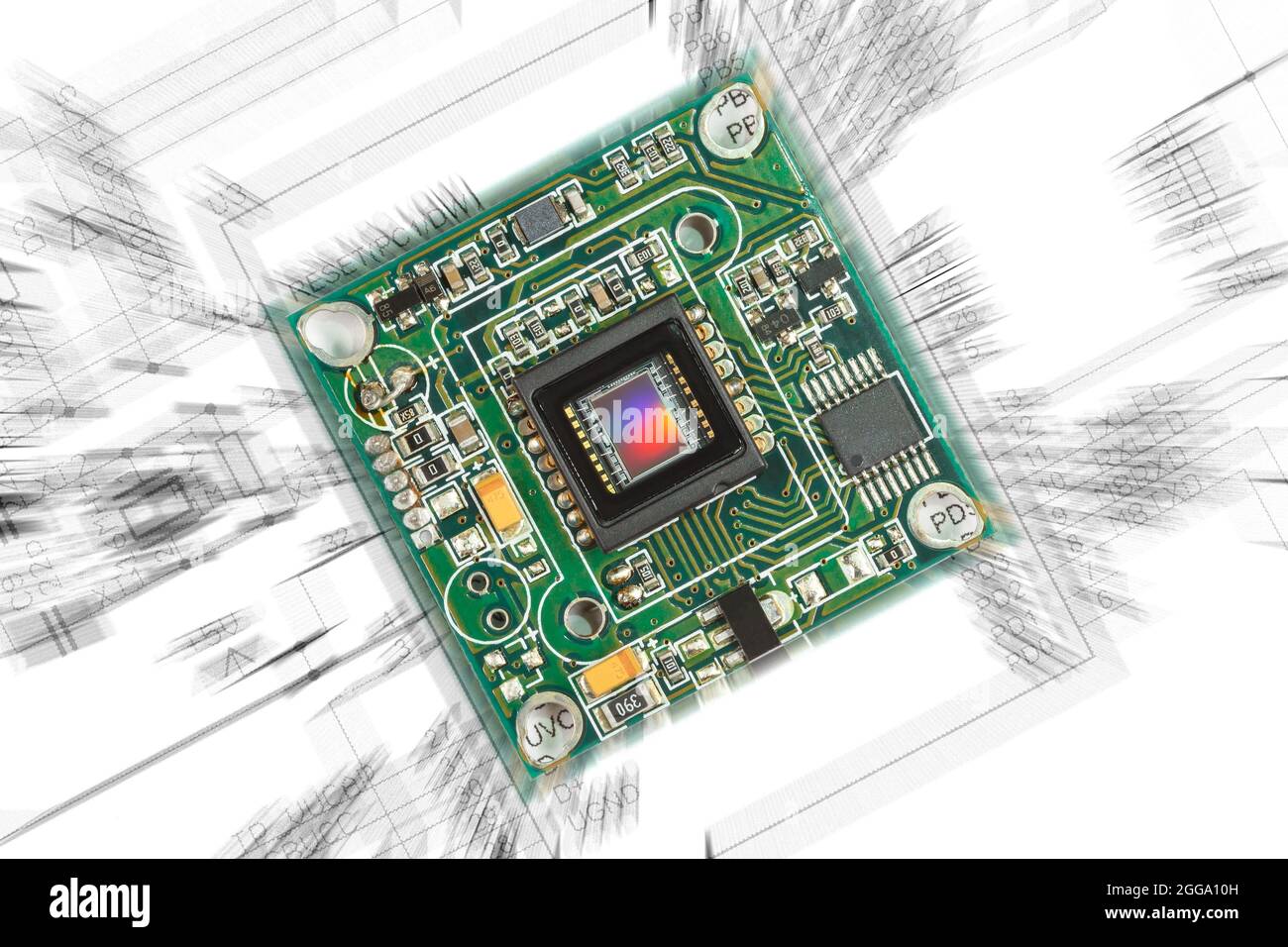 Collage di una scheda a circuito stampato con un sensore CMOS sullo sfondo di un circuito elettrico con un effetto di sfocatura radiale Foto Stock
