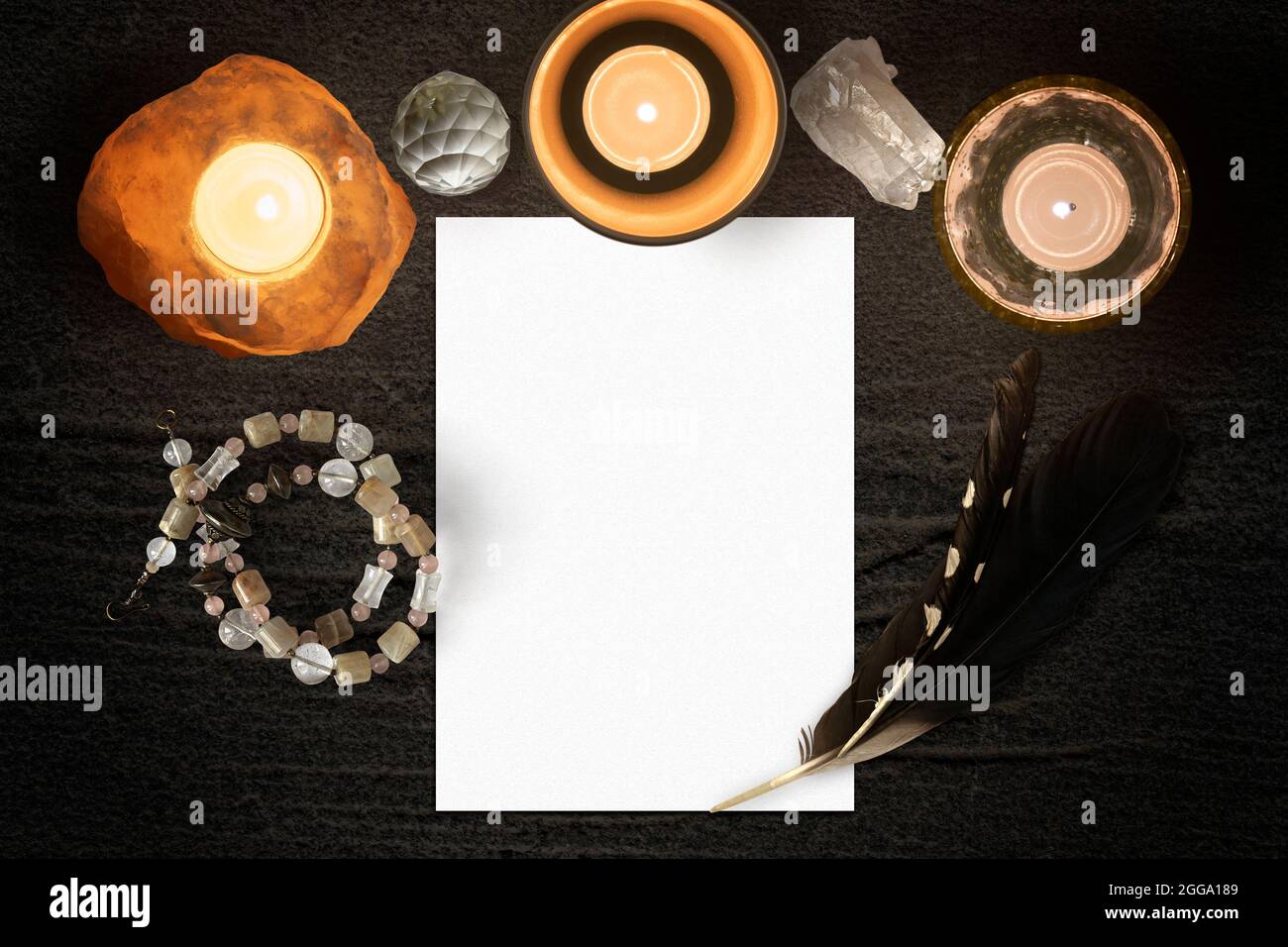 Cartoncino verticale o modello di carta intestata, piatto poggiare sul tavolo con le candele Foto Stock