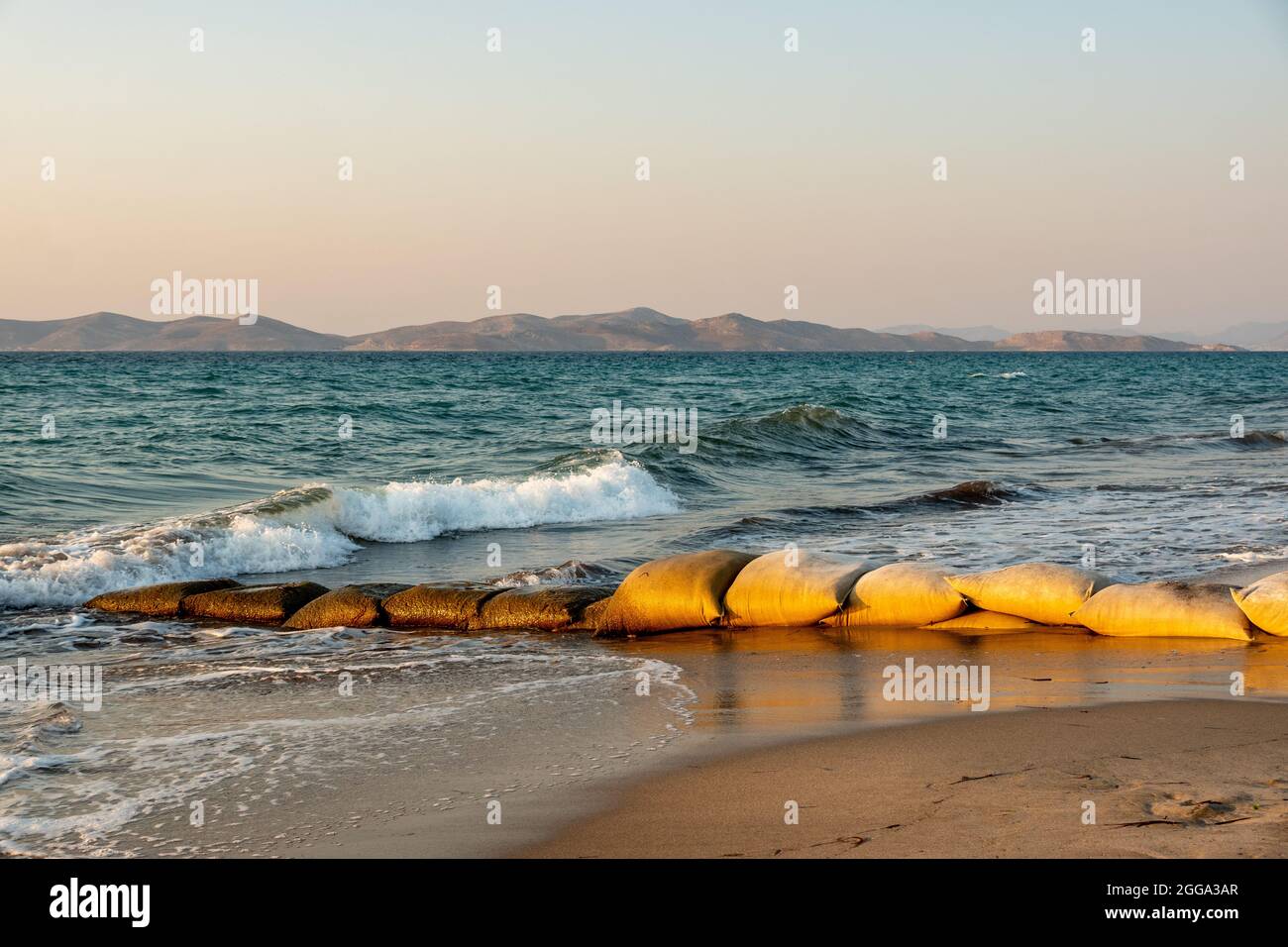 Sacchi di sabbia come protezione contro l'erosione sulla spiaggia sabbiosa di Kos Foto Stock
