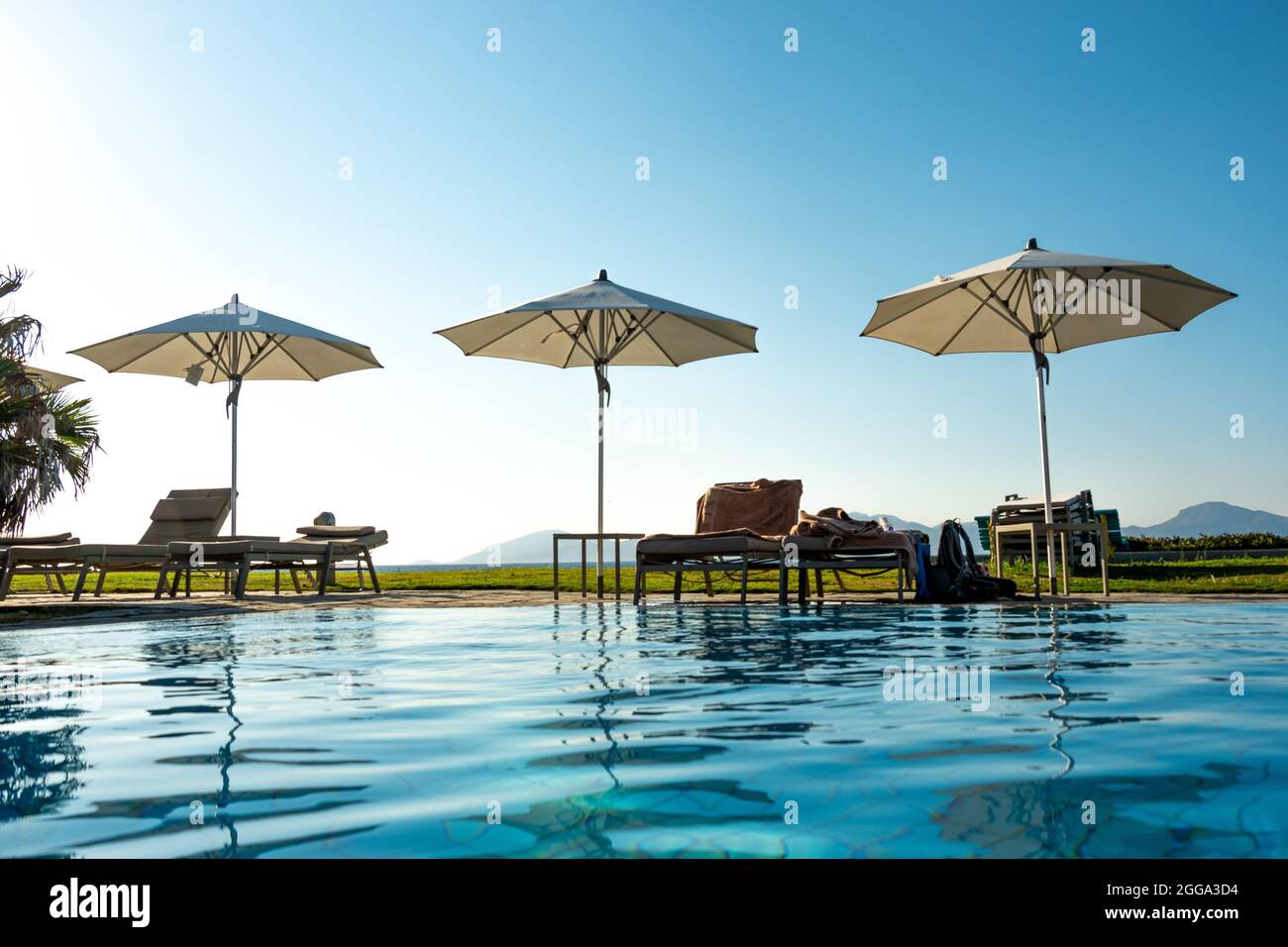 Lettini da mare di fronte alla piscina degli hotel di Neptune a Kos Foto Stock
