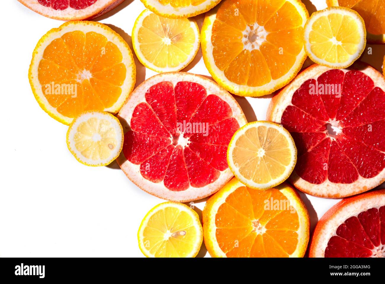 Fette di agrumi multicolore e luminose isolate su sfondo bianco. Foto Stock